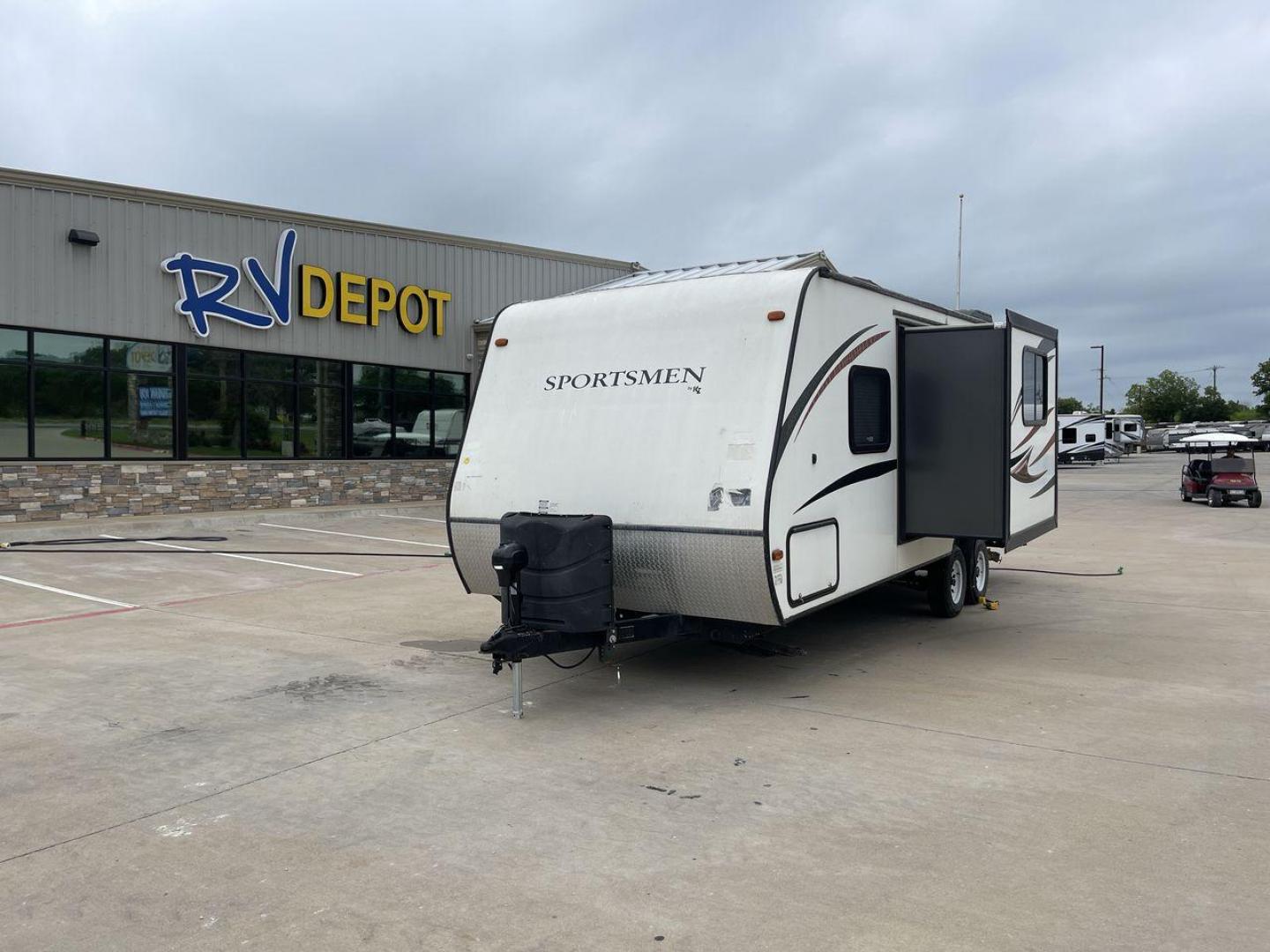 2015 WHITE 2015 KZ (4EZTU2428F5) , Length: 26.75 ft. | Dry Weight: 4,480 lbs. | Gross Weight: 6,000 lbs. | Slides: 1 transmission, located at 4319 N Main Street, Cleburne, TX, 76033, (817) 221-0660, 32.435829, -97.384178 - The 2015 KZ Sportsmen 242 measures 26.75 ft. in length. It has a dry weight of 4,480 lbs. and a GVWR of 6,000 lbs. It has an automatic heating and cooling rate of 20,000 and 13,500 BTUs, respectively. It is a lightweight, easy-to-tow travel trailer. Inside, you will find two twin-sized rear bunk bed - Photo#0