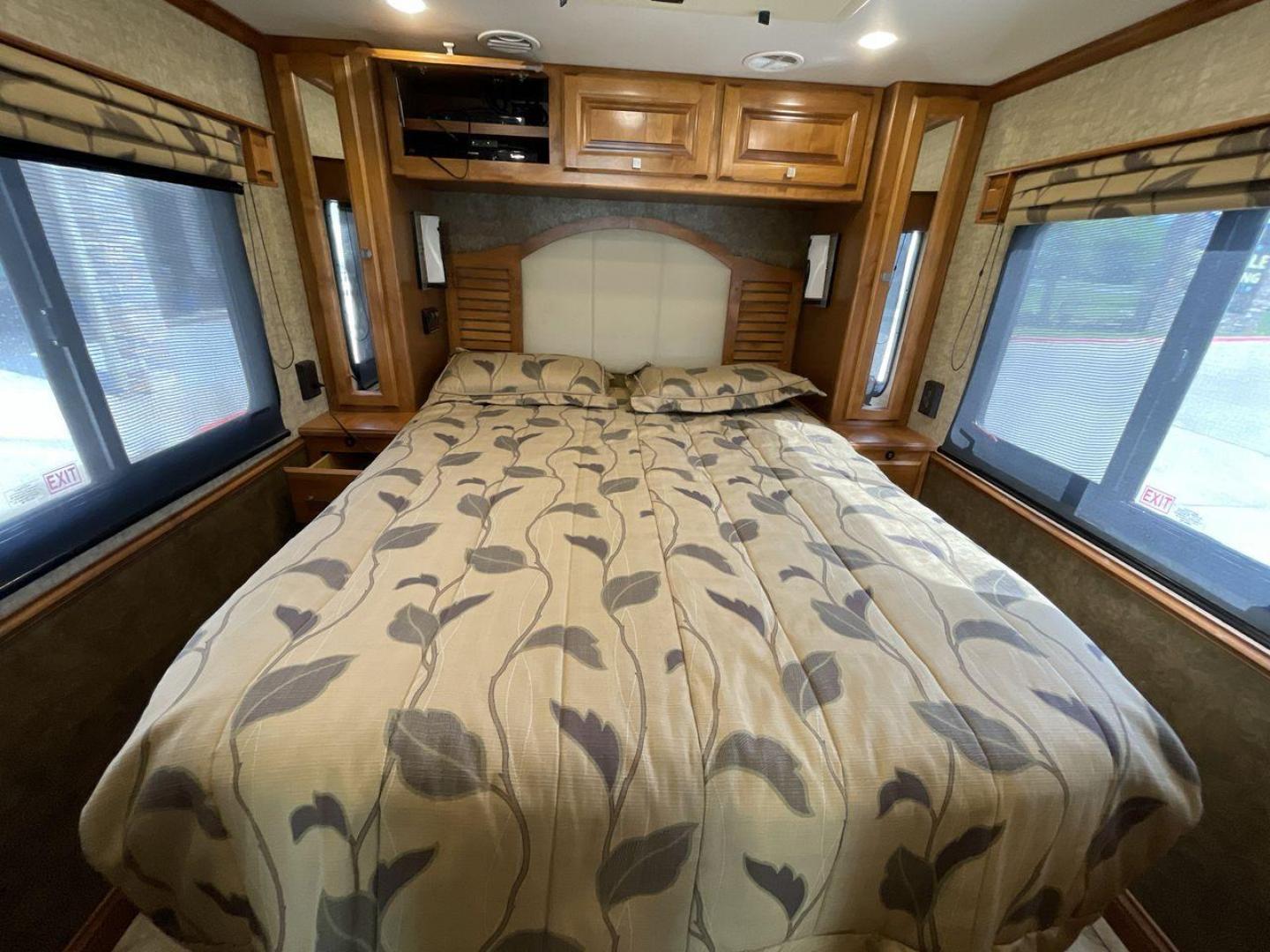 2015 BLACK DES ALLEGRO BREEZE 32BR (5VBRC93A4EA) , Length: 33.17 ft | Gross Weight: 23,500 lbs transmission, located at 4319 N Main Street, Cleburne, TX, 76033, (817) 221-0660, 32.435829, -97.384178 - Photo#17