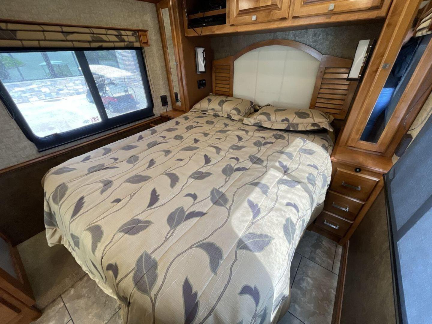 2015 BLACK DES ALLEGRO BREEZE 32BR (5VBRC93A4EA) , Length: 33.17 ft | Gross Weight: 23,500 lbs transmission, located at 4319 N Main Street, Cleburne, TX, 76033, (817) 221-0660, 32.435829, -97.384178 - Photo#18