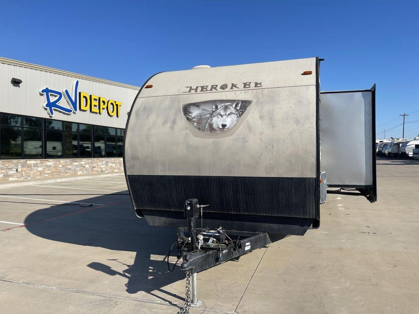 2015 TAN CHEROKEE 274DBH (4X4TCKC2XFX) , Length: 31.67 ft. | Dry Weight: 6,261 lbs. | Gross Weight: 7,906 lbs. | Slides: 1 transmission, located at 4319 N Main Street, Cleburne, TX, 76033, (817) 221-0660, 32.435829, -97.384178 - The 2015 Cherokee 274DBH travel trailer offers a single slideout and a rear double bunk providing extra space for the family. This unit has dimensions of 31.67 ft length, 8 ft width, and 11.08 ft height. It has a dry weight of 6,261 lbs with a payload capacity of 1,607 lbs. The GVWR is about 7,906 l - Photo#0