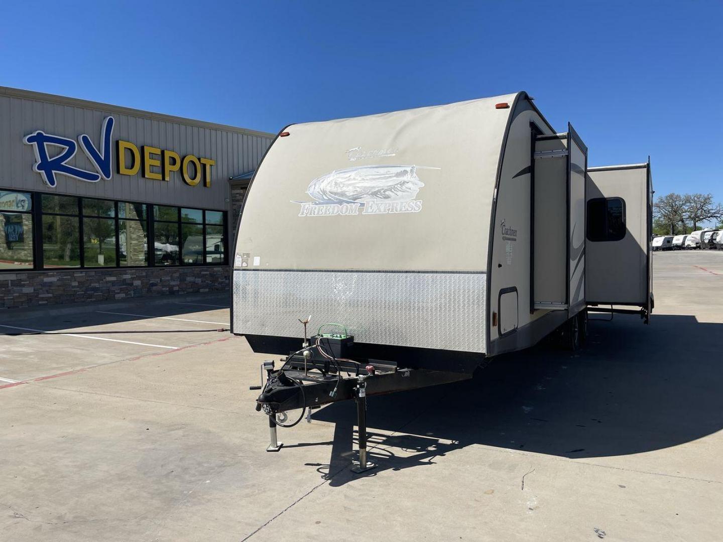 2015 WHITE COACHMEN FREEDOM EXPRESS 305R (5ZT2FEWB3FA) , Length: 34.5 ft | Dry Weight: 6,199 lbs | Gross Weight: 9,500 lbs | Slides: 2 transmission, located at 4319 N Main Street, Cleburne, TX, 76033, (817) 221-0660, 32.435829, -97.384178 - The 2015 Coachmen Freedom Express 305RKDS provides a large and comfortable traveling experience, ideal for people seeking adventure on the road. This travel trailer offers a generous amount of living space while still being easy to maneuver. It measures 34.5 feet in length and has a dry weight of 6, - Photo#0