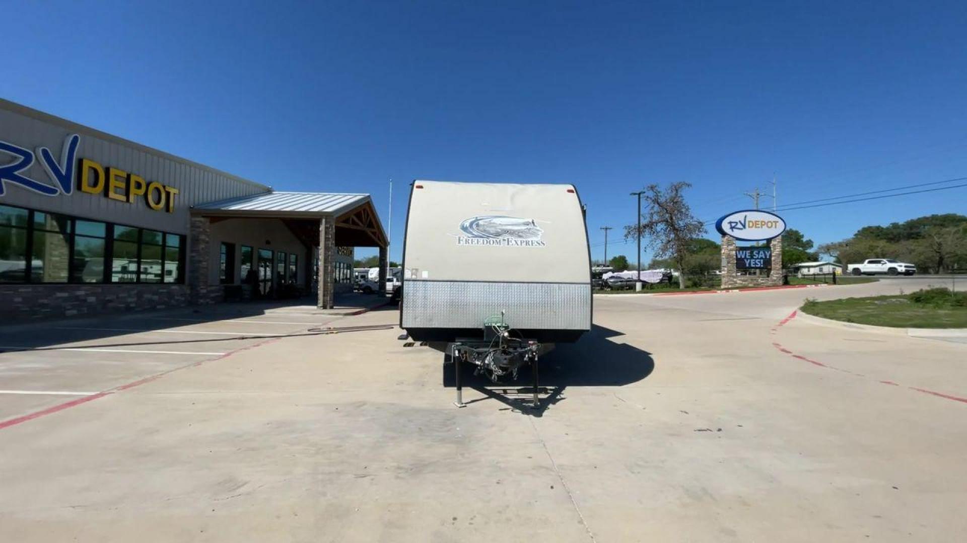 2015 WHITE COACHMEN FREEDOM EXPRESS 305R (5ZT2FEWB3FA) , Length: 34.5 ft | Dry Weight: 6,199 lbs | Gross Weight: 9,500 lbs | Slides: 2 transmission, located at 4319 N Main Street, Cleburne, TX, 76033, (817) 221-0660, 32.435829, -97.384178 - The 2015 Coachmen Freedom Express 305RKDS provides a large and comfortable traveling experience, ideal for people seeking adventure on the road. This travel trailer offers a generous amount of living space while still being easy to maneuver. It measures 34.5 feet in length and has a dry weight of 6, - Photo#4