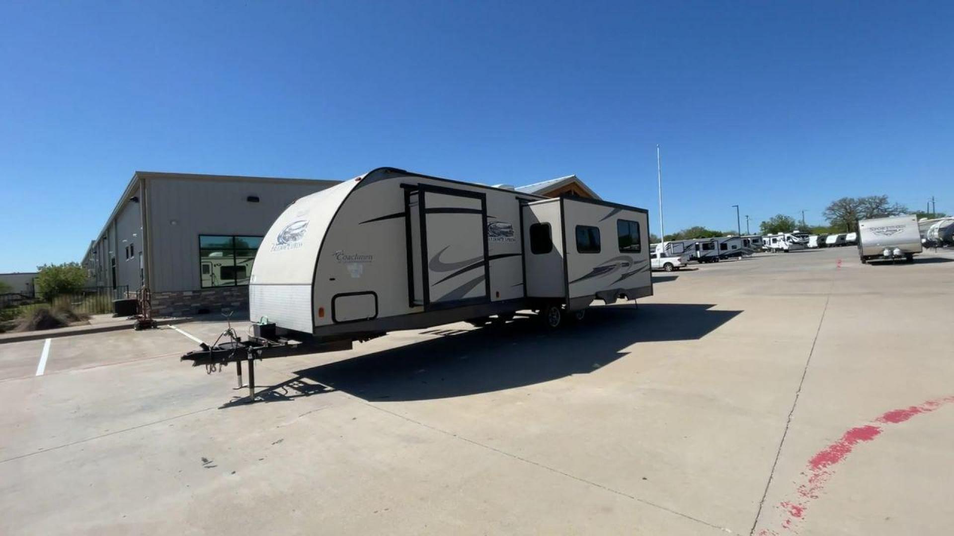 2015 WHITE COACHMEN FREEDOM EXPRESS 305R (5ZT2FEWB3FA) , Length: 34.5 ft | Dry Weight: 6,199 lbs | Gross Weight: 9,500 lbs | Slides: 2 transmission, located at 4319 N Main Street, Cleburne, TX, 76033, (817) 221-0660, 32.435829, -97.384178 - The 2015 Coachmen Freedom Express 305RKDS provides a large and comfortable traveling experience, ideal for people seeking adventure on the road. This travel trailer offers a generous amount of living space while still being easy to maneuver. It measures 34.5 feet in length and has a dry weight of 6, - Photo#5