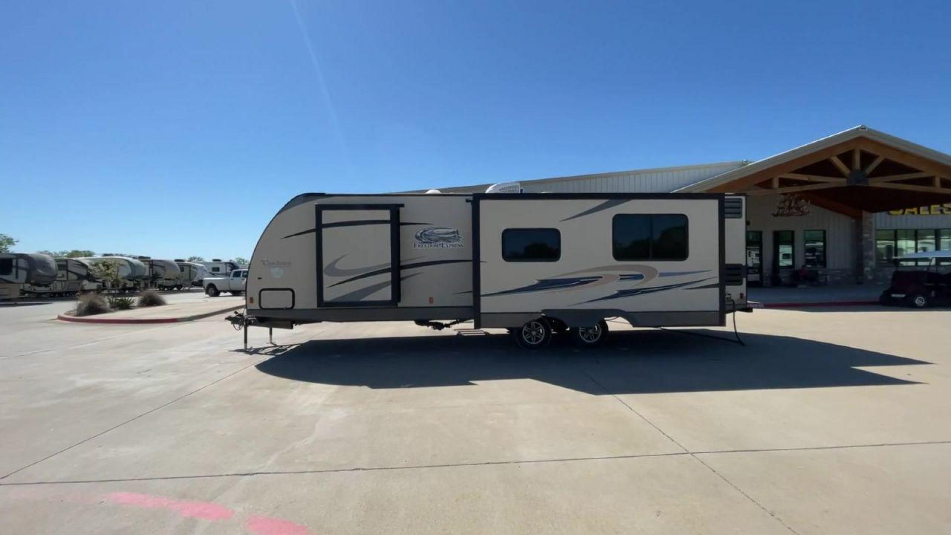 2015 WHITE COACHMEN FREEDOM EXPRESS 305R (5ZT2FEWB3FA) , Length: 34.5 ft | Dry Weight: 6,199 lbs | Gross Weight: 9,500 lbs | Slides: 2 transmission, located at 4319 N Main Street, Cleburne, TX, 76033, (817) 221-0660, 32.435829, -97.384178 - The 2015 Coachmen Freedom Express 305RKDS provides a large and comfortable traveling experience, ideal for people seeking adventure on the road. This travel trailer offers a generous amount of living space while still being easy to maneuver. It measures 34.5 feet in length and has a dry weight of 6, - Photo#6