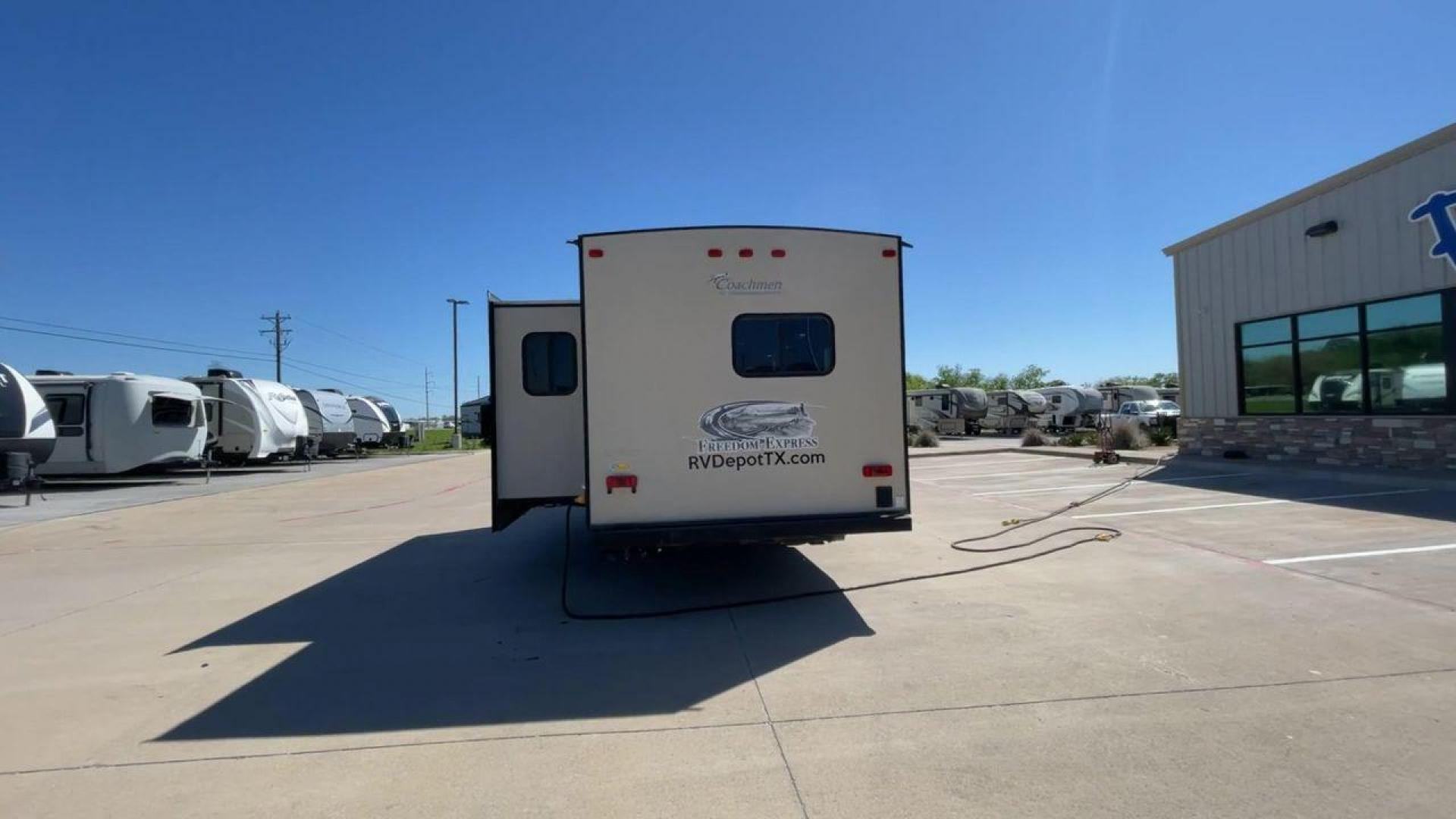 2015 WHITE COACHMEN FREEDOM EXPRESS 305R (5ZT2FEWB3FA) , Length: 34.5 ft | Dry Weight: 6,199 lbs | Gross Weight: 9,500 lbs | Slides: 2 transmission, located at 4319 N Main Street, Cleburne, TX, 76033, (817) 221-0660, 32.435829, -97.384178 - The 2015 Coachmen Freedom Express 305RKDS provides a large and comfortable traveling experience, ideal for people seeking adventure on the road. This travel trailer offers a generous amount of living space while still being easy to maneuver. It measures 34.5 feet in length and has a dry weight of 6, - Photo#8