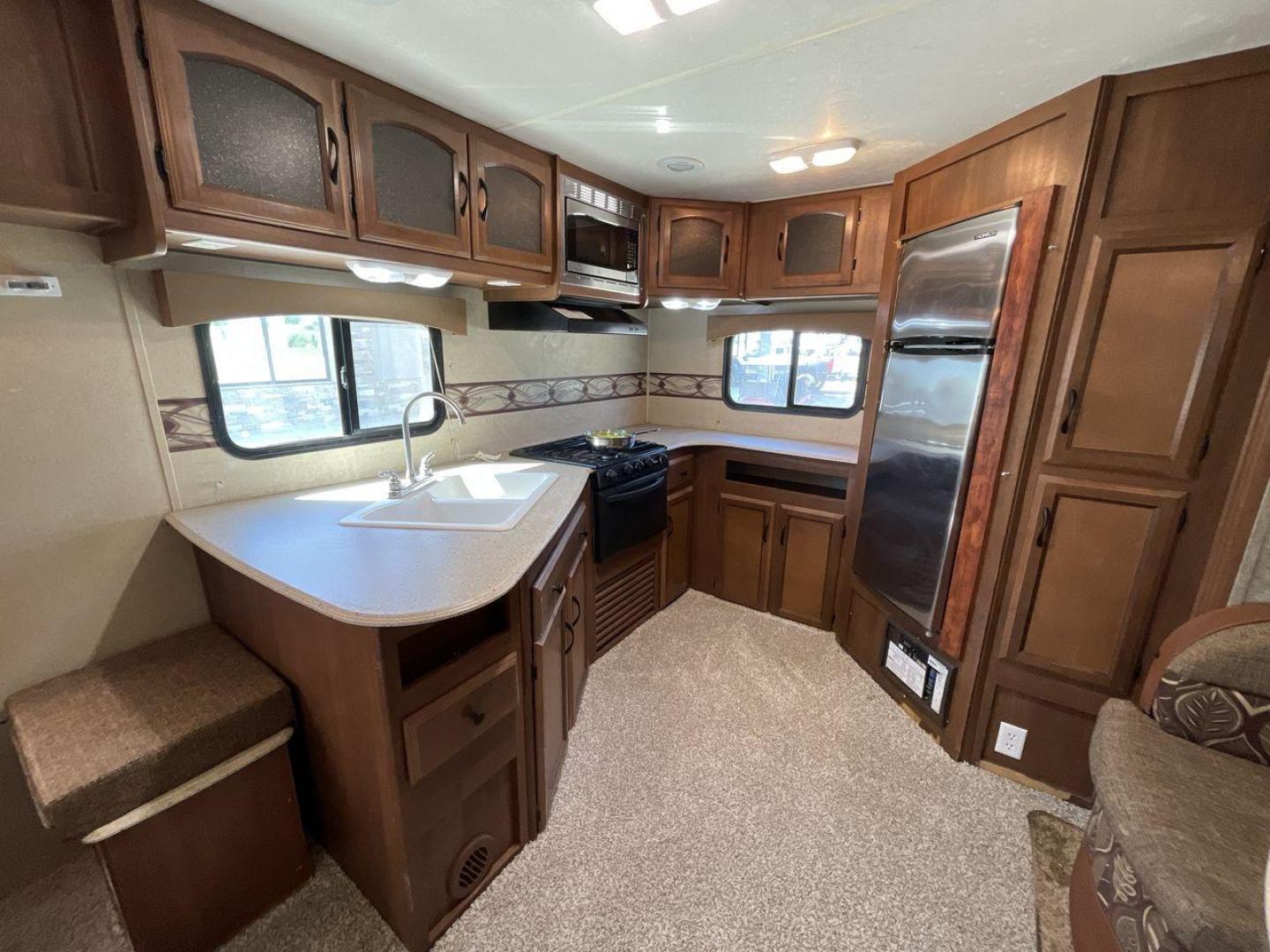 2015 WHITE COACHMEN FREEDOM EXPRESS 305R (5ZT2FEWB3FA) , Length: 34.5 ft | Dry Weight: 6,199 lbs | Gross Weight: 9,500 lbs | Slides: 2 transmission, located at 4319 N Main Street, Cleburne, TX, 76033, (817) 221-0660, 32.435829, -97.384178 - The 2015 Coachmen Freedom Express 305RKDS provides a large and comfortable traveling experience, ideal for people seeking adventure on the road. This travel trailer offers a generous amount of living space while still being easy to maneuver. It measures 34.5 feet in length and has a dry weight of 6, - Photo#10