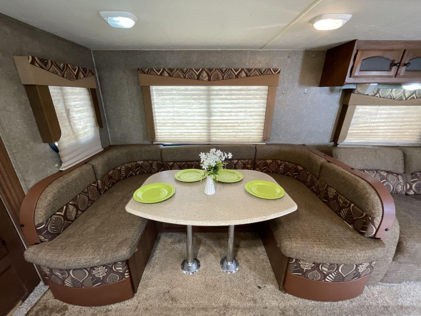 2015 WHITE COACHMEN FREEDOM EXPRESS 305R (5ZT2FEWB3FA) , Length: 34.5 ft | Dry Weight: 6,199 lbs | Gross Weight: 9,500 lbs | Slides: 2 transmission, located at 4319 N Main Street, Cleburne, TX, 76033, (817) 221-0660, 32.435829, -97.384178 - The 2015 Coachmen Freedom Express 305RKDS provides a large and comfortable traveling experience, ideal for people seeking adventure on the road. This travel trailer offers a generous amount of living space while still being easy to maneuver. It measures 34.5 feet in length and has a dry weight of 6, - Photo#12