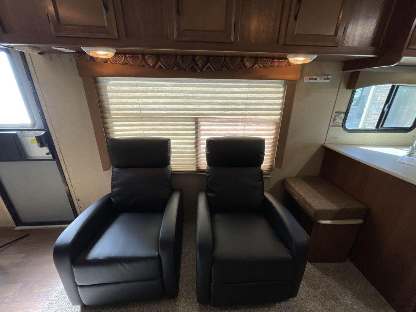 2015 WHITE COACHMEN FREEDOM EXPRESS 305R (5ZT2FEWB3FA) , Length: 34.5 ft | Dry Weight: 6,199 lbs | Gross Weight: 9,500 lbs | Slides: 2 transmission, located at 4319 N Main Street, Cleburne, TX, 76033, (817) 221-0660, 32.435829, -97.384178 - The 2015 Coachmen Freedom Express 305RKDS provides a large and comfortable traveling experience, ideal for people seeking adventure on the road. This travel trailer offers a generous amount of living space while still being easy to maneuver. It measures 34.5 feet in length and has a dry weight of 6, - Photo#19