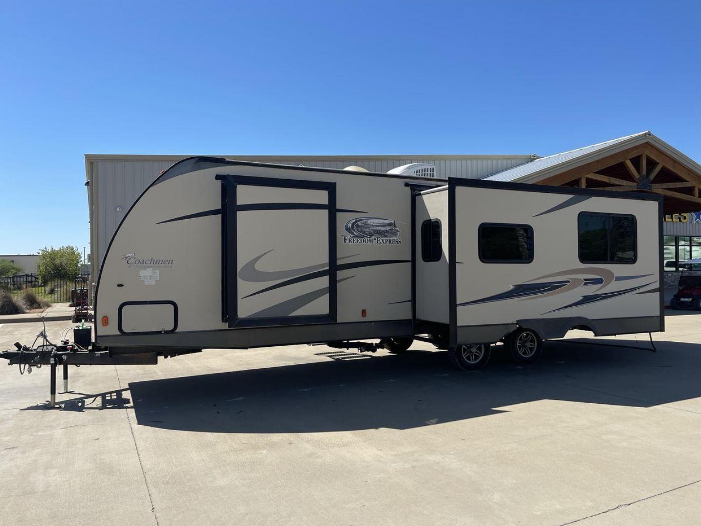 2015 WHITE COACHMEN FREEDOM EXPRESS 305R (5ZT2FEWB3FA) , Length: 34.5 ft | Dry Weight: 6,199 lbs | Gross Weight: 9,500 lbs | Slides: 2 transmission, located at 4319 N Main Street, Cleburne, TX, 76033, (817) 221-0660, 32.435829, -97.384178 - The 2015 Coachmen Freedom Express 305RKDS provides a large and comfortable traveling experience, ideal for people seeking adventure on the road. This travel trailer offers a generous amount of living space while still being easy to maneuver. It measures 34.5 feet in length and has a dry weight of 6, - Photo#23