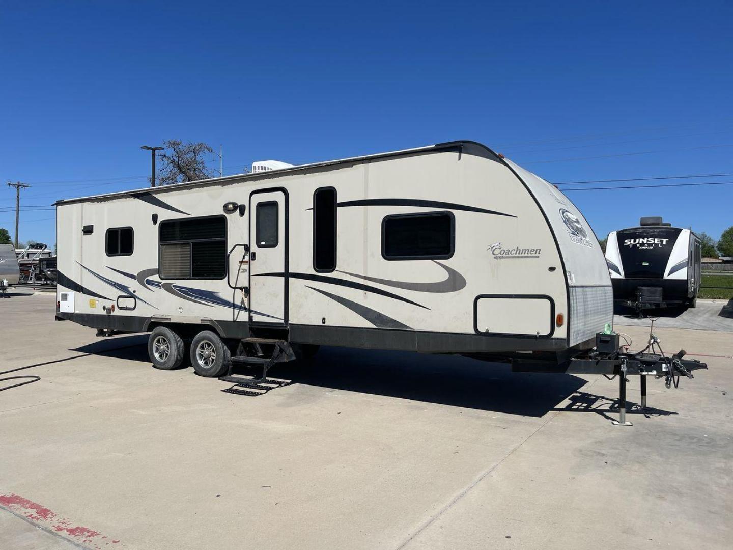 2015 WHITE COACHMEN FREEDOM EXPRESS 305R (5ZT2FEWB3FA) , Length: 34.5 ft | Dry Weight: 6,199 lbs | Gross Weight: 9,500 lbs | Slides: 2 transmission, located at 4319 N Main Street, Cleburne, TX, 76033, (817) 221-0660, 32.435829, -97.384178 - The 2015 Coachmen Freedom Express 305RKDS provides a large and comfortable traveling experience, ideal for people seeking adventure on the road. This travel trailer offers a generous amount of living space while still being easy to maneuver. It measures 34.5 feet in length and has a dry weight of 6, - Photo#24