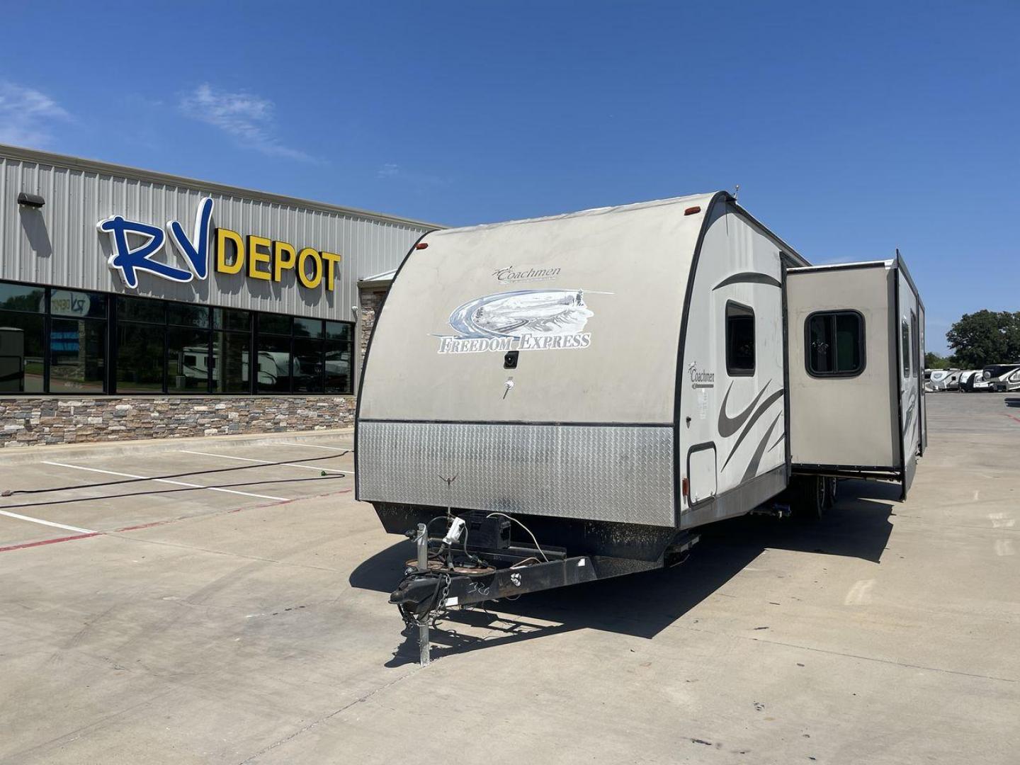 2015 TAN COACHMEN FREEDOM EXPRESS 320D (5ZT2FEXB6FA) , Length: 36.92 ft | Dry Weight: 7,374 lbs | Gross Weight: 10,700 lbs | Slides: 3 transmission, located at 4319 N Main Street, Cleburne, TX, 76033, (817) 221-0660, 32.435829, -97.384178 - The 2015 Coachmen Freedom Express 320BHDS travel trailer offers unsurpassed independence and comfort. With a length of 36.92 feet and three slides, this trailer provides ample living space for your entire family or company. Its aluminum body and fiberglass sidewalls are both robust and lightweight, - Photo#0