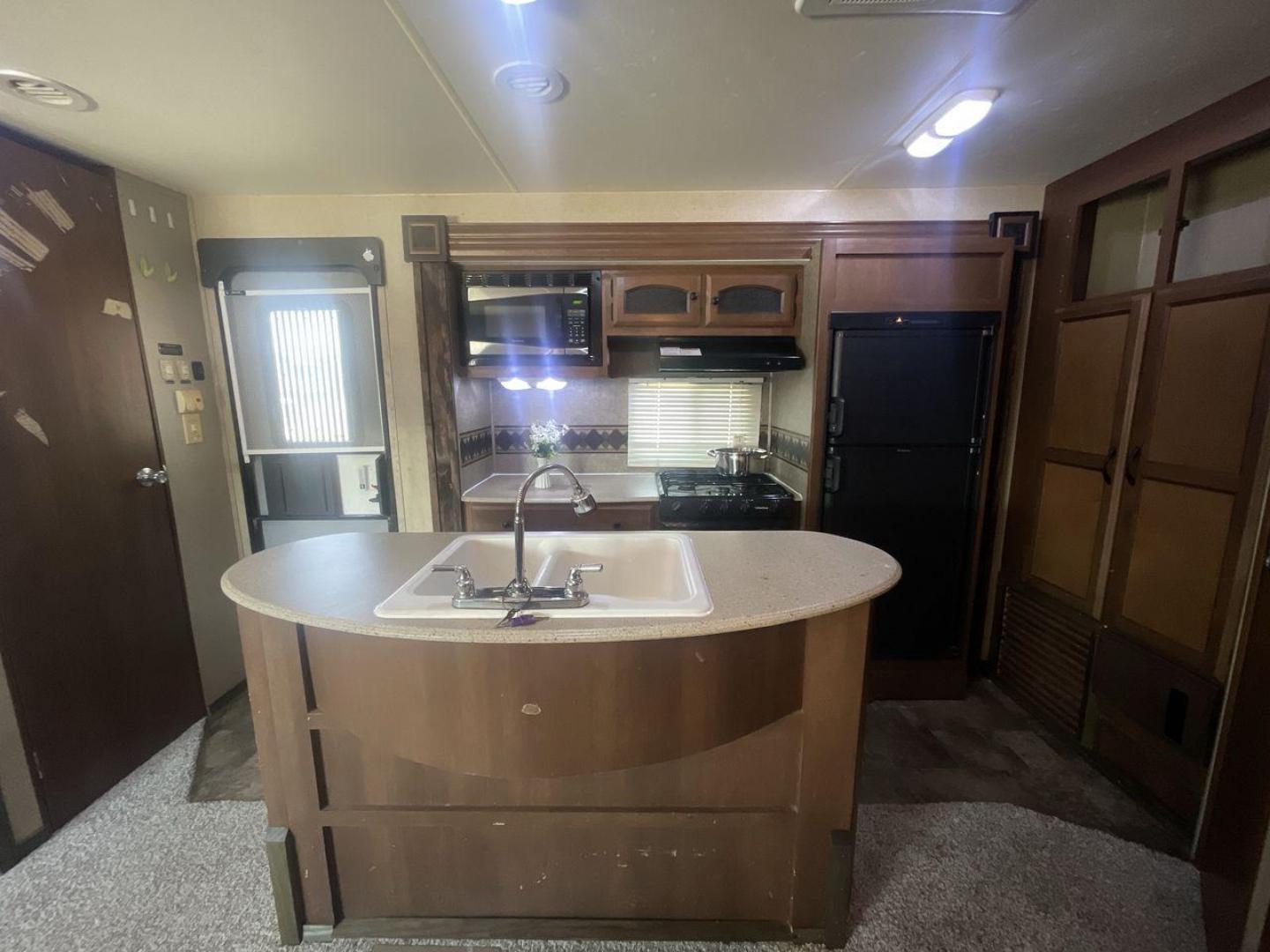 2015 TAN COACHMEN FREEDOM EXPRESS 320D (5ZT2FEXB6FA) , Length: 36.92 ft | Dry Weight: 7,374 lbs | Gross Weight: 10,700 lbs | Slides: 3 transmission, located at 4319 N Main Street, Cleburne, TX, 76033, (817) 221-0660, 32.435829, -97.384178 - The 2015 Coachmen Freedom Express 320BHDS travel trailer offers unsurpassed independence and comfort. With a length of 36.92 feet and three slides, this trailer provides ample living space for your entire family or company. Its aluminum body and fiberglass sidewalls are both robust and lightweight, - Photo#9