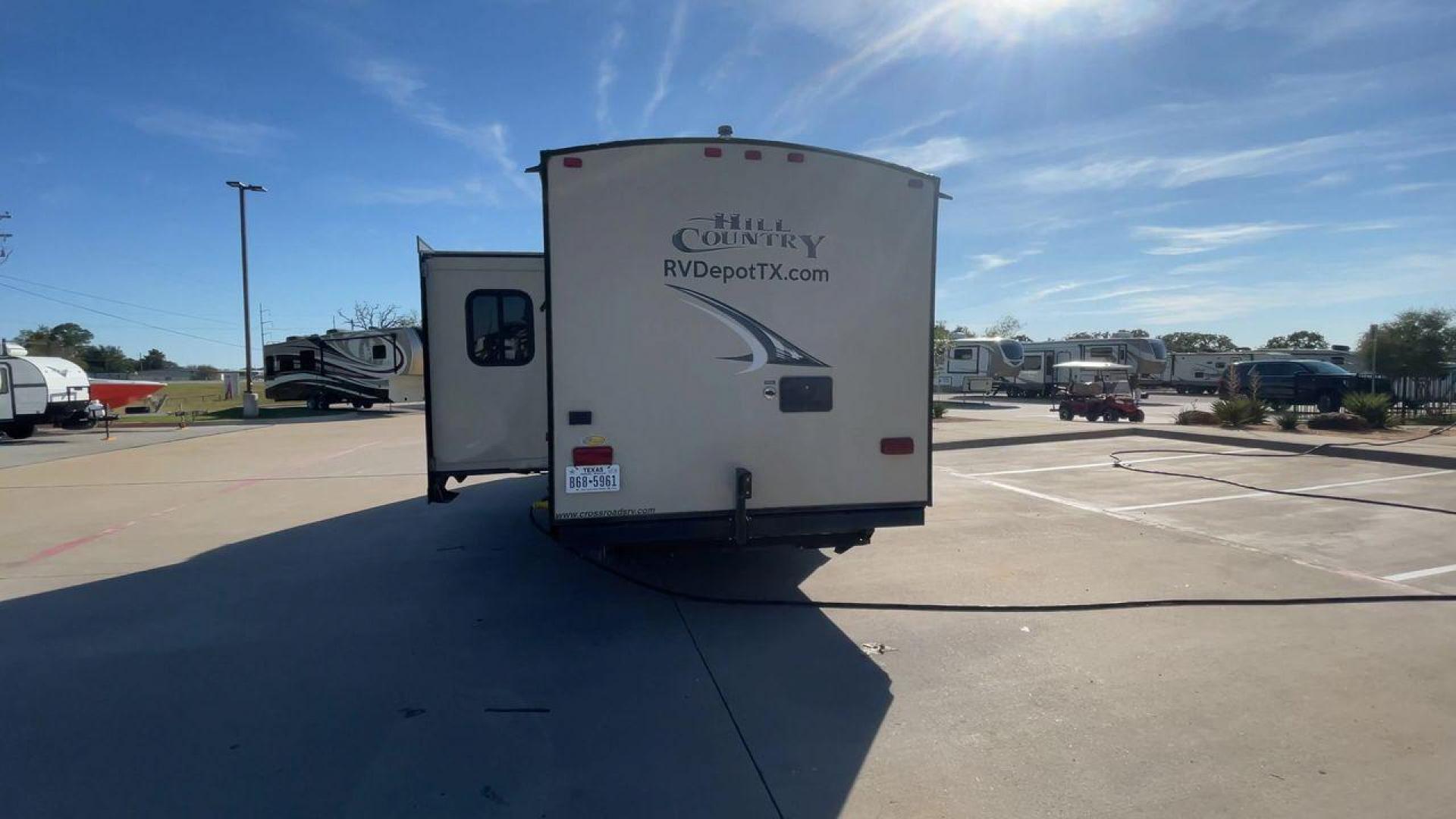 2015 WHITE CROSSROADS HILL COUNTRY 26RB (4V0TC2626FB) , Length: 27.58 ft. | Dry Weight: 7,334 lbs. | Gross Weight: 9,494 lbs. | Slides: 2 transmission, located at 4319 N Main Street, Cleburne, TX, 76033, (817) 221-0660, 32.435829, -97.384178 - This 2015 Hill Country 26RB travel trailer is just over 30' long. It is a dual axle, aluminum wheel setup with a dry weight of 6,284 lbs and a carrying capacity of 3,210 lbs. This travel trailer has two slides. The main area contains the kitchen, living area, and dining area. The kitchen has an isla - Photo#8