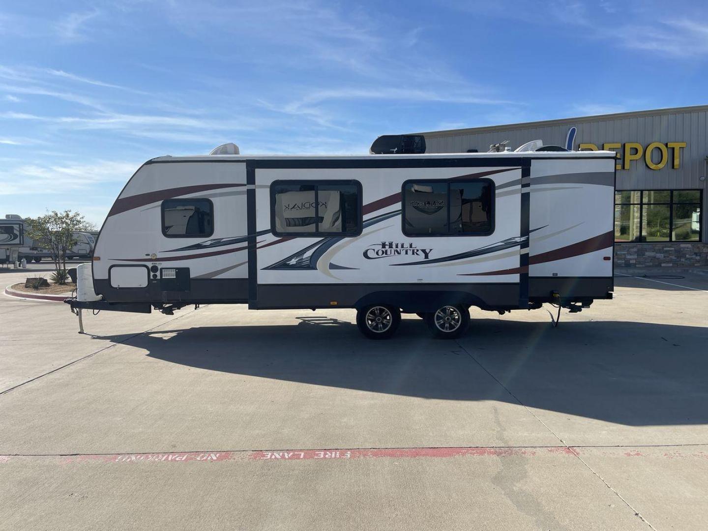 2015 WHITE CROSSROADS HILL COUNTRY 26RB (4V0TC2626FB) , Length: 27.58 ft. | Dry Weight: 7,334 lbs. | Gross Weight: 9,494 lbs. | Slides: 2 transmission, located at 4319 N Main Street, Cleburne, TX, 76033, (817) 221-0660, 32.435829, -97.384178 - This 2015 Hill Country 26RB travel trailer is just over 30' long. It is a dual axle, aluminum wheel setup with a dry weight of 6,284 lbs and a carrying capacity of 3,210 lbs. This travel trailer has two slides. The main area contains the kitchen, living area, and dining area. The kitchen has an isla - Photo#23