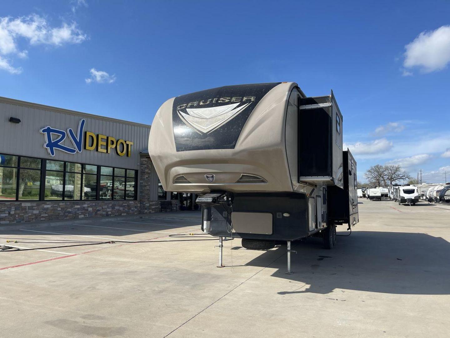 2015 CROSSROADS RV CRUISER 305RS - (4V0FC3023FG) , located at 4319 N Main Street, Cleburne, TX, 76033, (817) 221-0660, 32.435829, -97.384178 - Photo#0