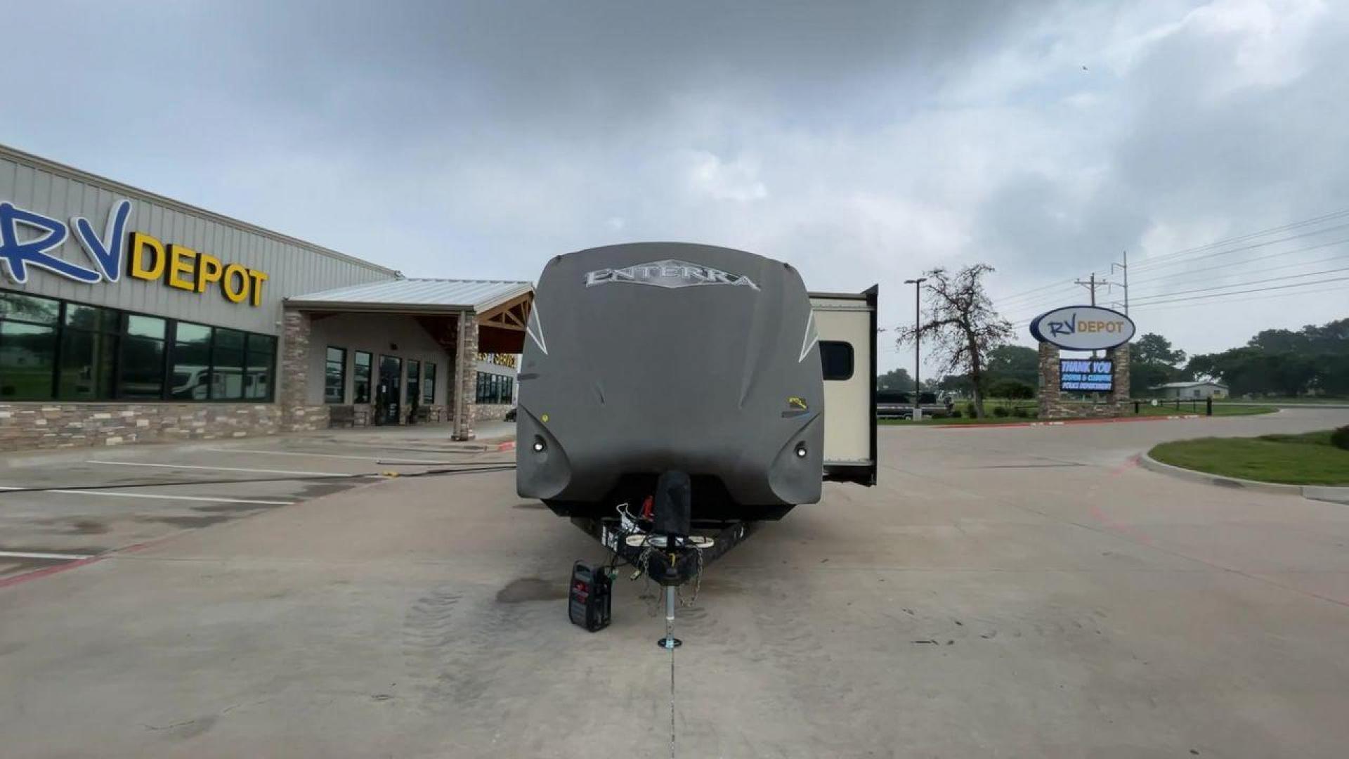 2015 CRUISER ENTERRA 315RLS (5RXTE3126F2) , located at 4319 N Main Street, Cleburne, TX, 76033, (817) 221-0660, 32.435829, -97.384178 - The 2015 Cruiser Enterra 315RLS Travel Trailer offers elegance and comfort on the road! This gorgeous trailer provides the ideal balance of design, usefulness, and convenience for your next excursion. The Enterra, which measures 36.75 feet long and weighs 8,030 pounds dry, is both large and lightwei - Photo#4