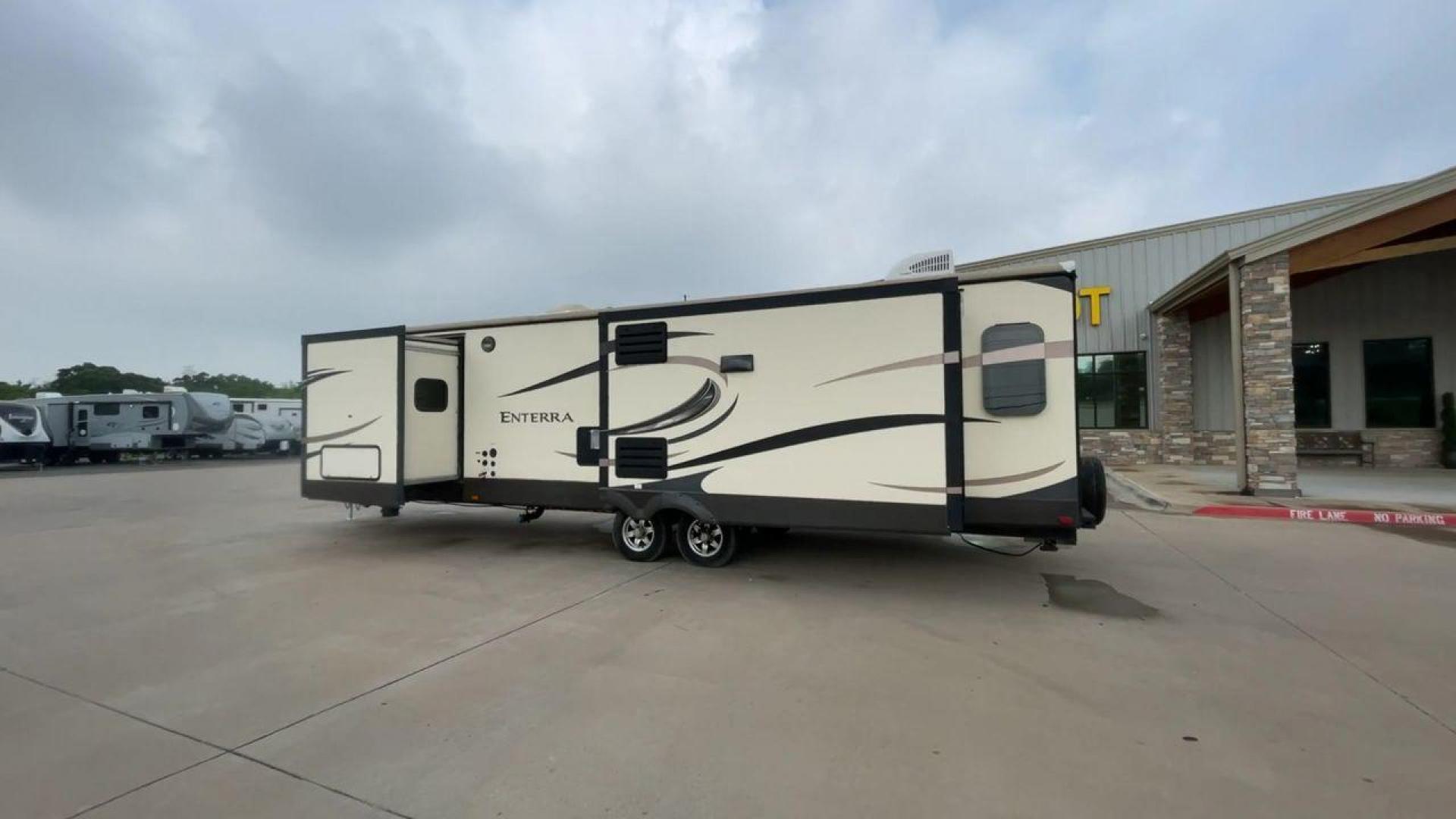 2015 CRUISER ENTERRA 315RLS (5RXTE3126F2) , located at 4319 N Main Street, Cleburne, TX, 76033, (817) 221-0660, 32.435829, -97.384178 - The 2015 Cruiser Enterra 315RLS Travel Trailer offers elegance and comfort on the road! This gorgeous trailer provides the ideal balance of design, usefulness, and convenience for your next excursion. The Enterra, which measures 36.75 feet long and weighs 8,030 pounds dry, is both large and lightwei - Photo#7