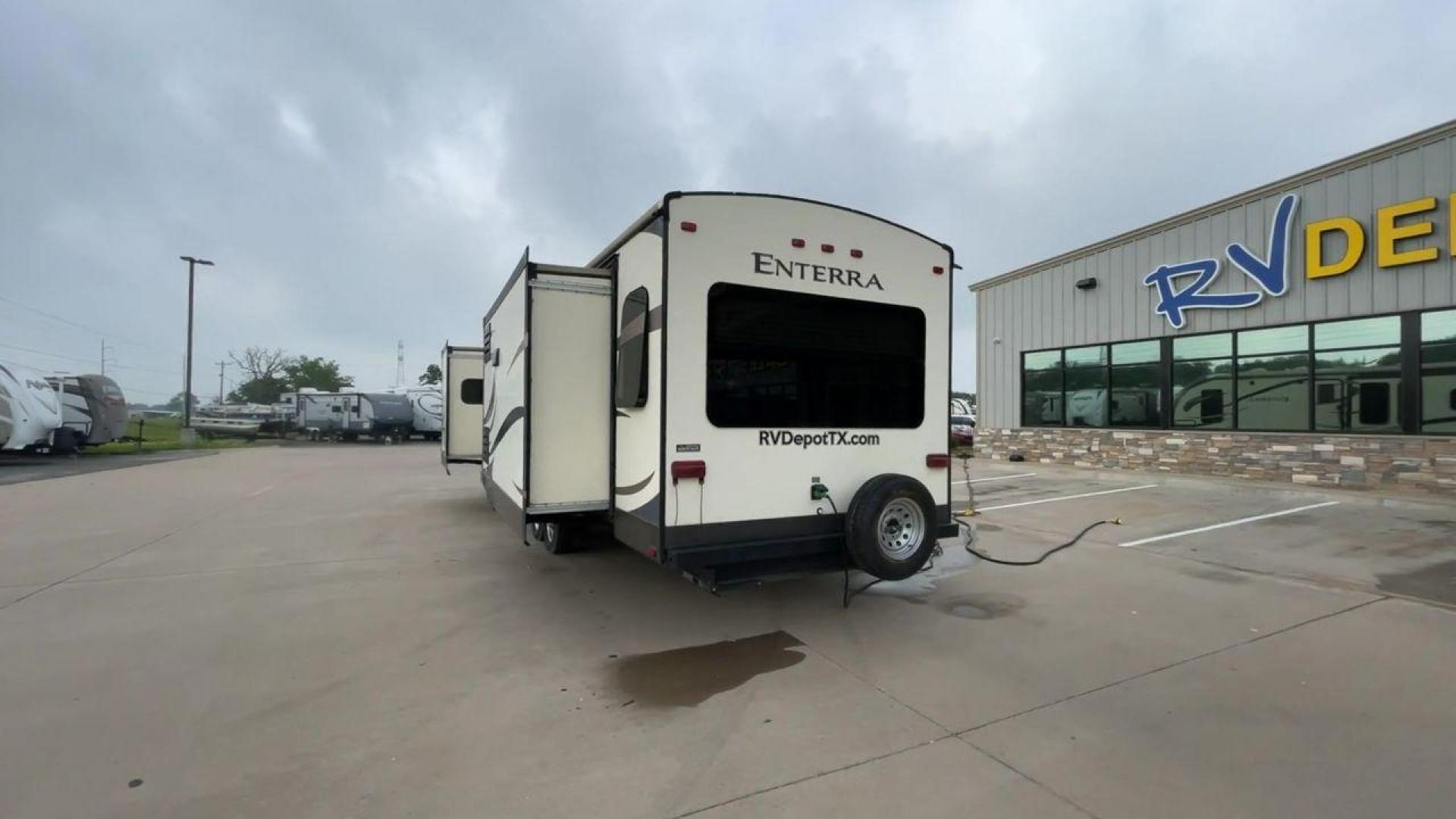 2015 CRUISER ENTERRA 315RLS (5RXTE3126F2) , located at 4319 N Main Street, Cleburne, TX, 76033, (817) 221-0660, 32.435829, -97.384178 - The 2015 Cruiser Enterra 315RLS Travel Trailer offers elegance and comfort on the road! This gorgeous trailer provides the ideal balance of design, usefulness, and convenience for your next excursion. The Enterra, which measures 36.75 feet long and weighs 8,030 pounds dry, is both large and lightwei - Photo#8