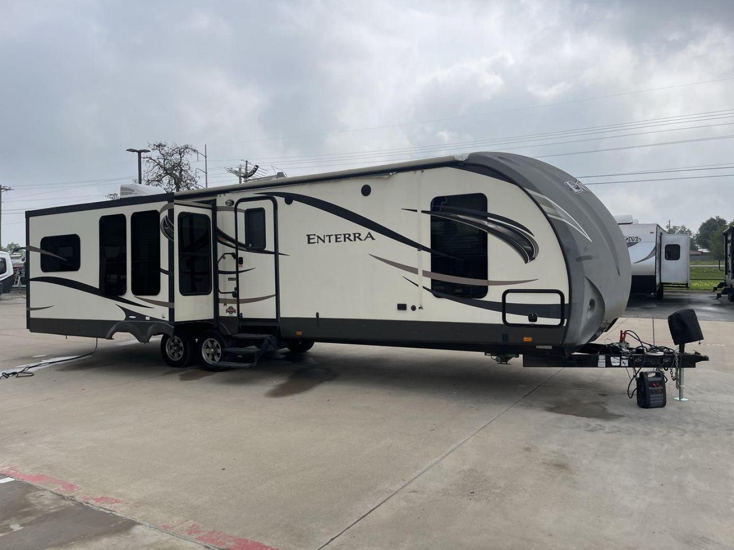 2015 CRUISER ENTERRA 315RLS (5RXTE3126F2) , located at 4319 N Main Street, Cleburne, TX, 76033, (817) 221-0660, 32.435829, -97.384178 - The 2015 Cruiser Enterra 315RLS Travel Trailer offers elegance and comfort on the road! This gorgeous trailer provides the ideal balance of design, usefulness, and convenience for your next excursion. The Enterra, which measures 36.75 feet long and weighs 8,030 pounds dry, is both large and lightwei - Photo#23