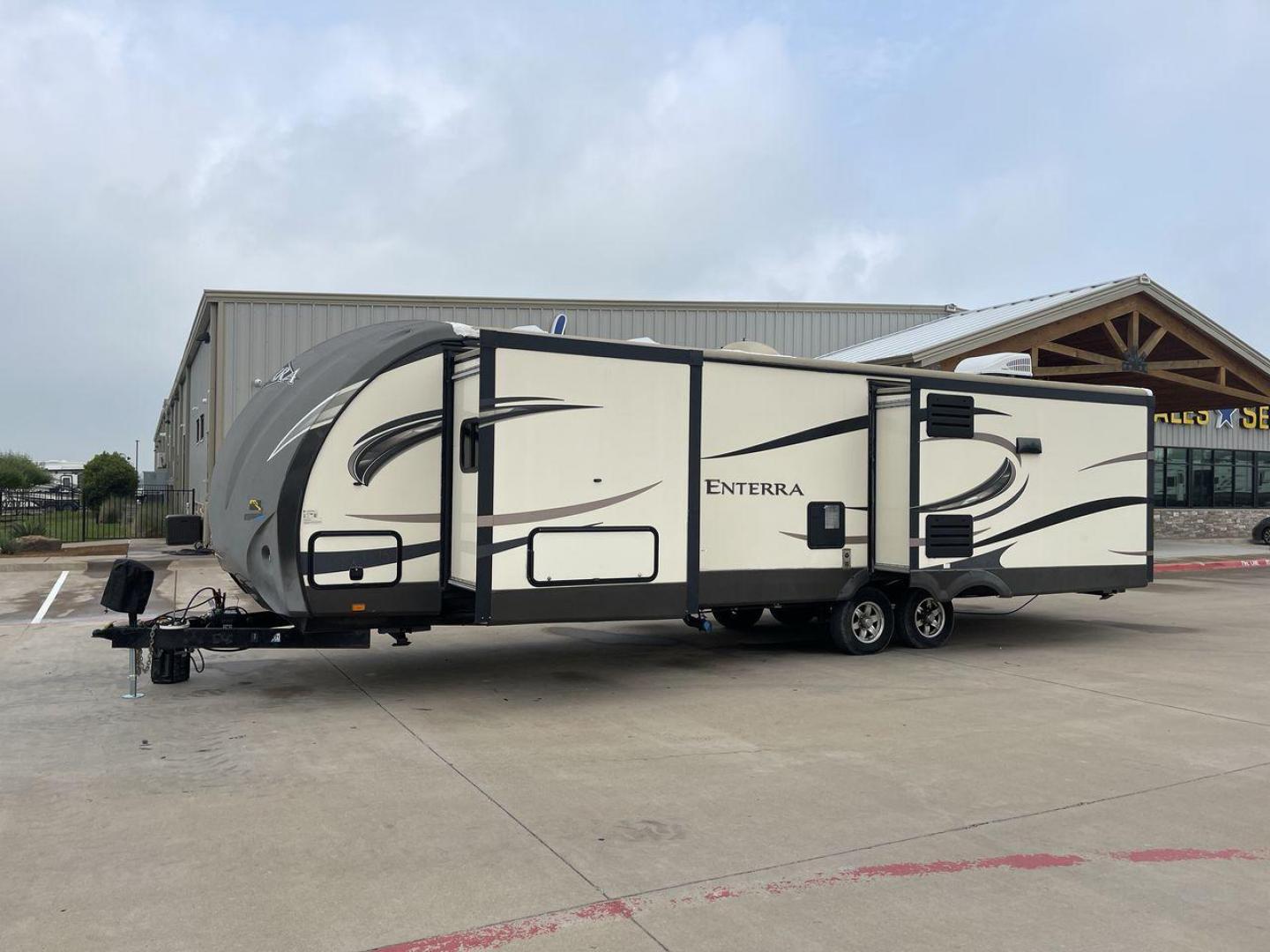 2015 CRUISER ENTERRA 315RLS (5RXTE3126F2) , located at 4319 N Main Street, Cleburne, TX, 76033, (817) 221-0660, 32.435829, -97.384178 - The 2015 Cruiser Enterra 315RLS Travel Trailer offers elegance and comfort on the road! This gorgeous trailer provides the ideal balance of design, usefulness, and convenience for your next excursion. The Enterra, which measures 36.75 feet long and weighs 8,030 pounds dry, is both large and lightwei - Photo#24