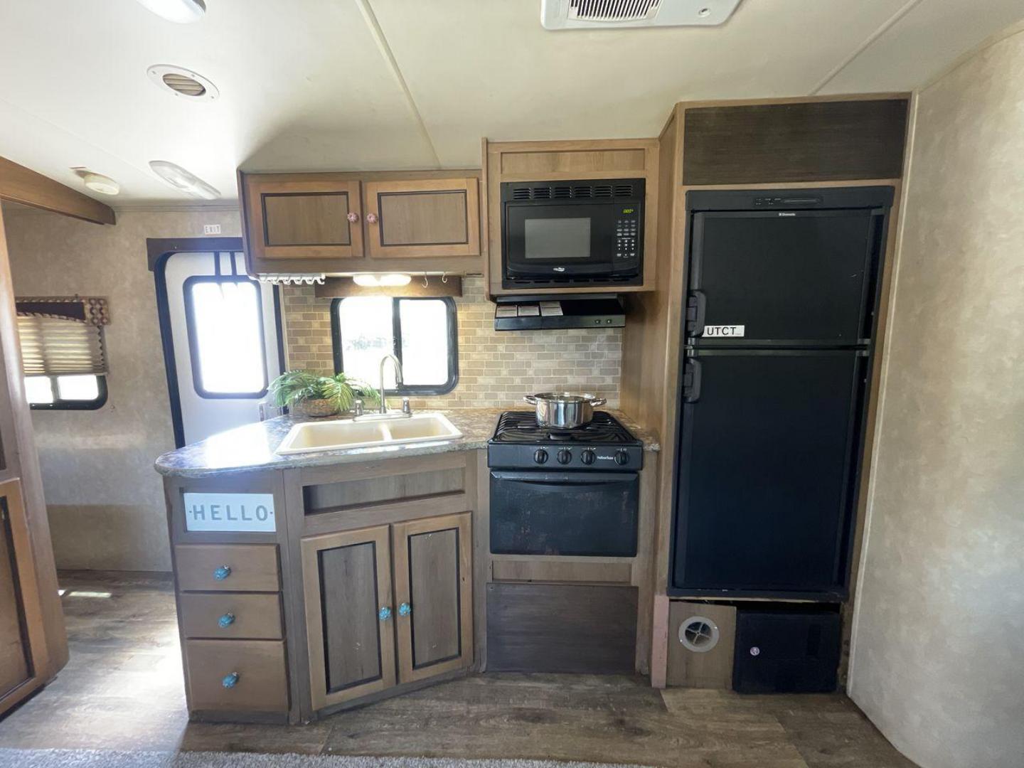 2015 GRAY CRUISER RV SHADOW CRUISER (5RXTD2821F1) , located at 4319 N Main Street, Cleburne, TX, 76033, (817) 221-0660, 32.435829, -97.384178 - Photo#10