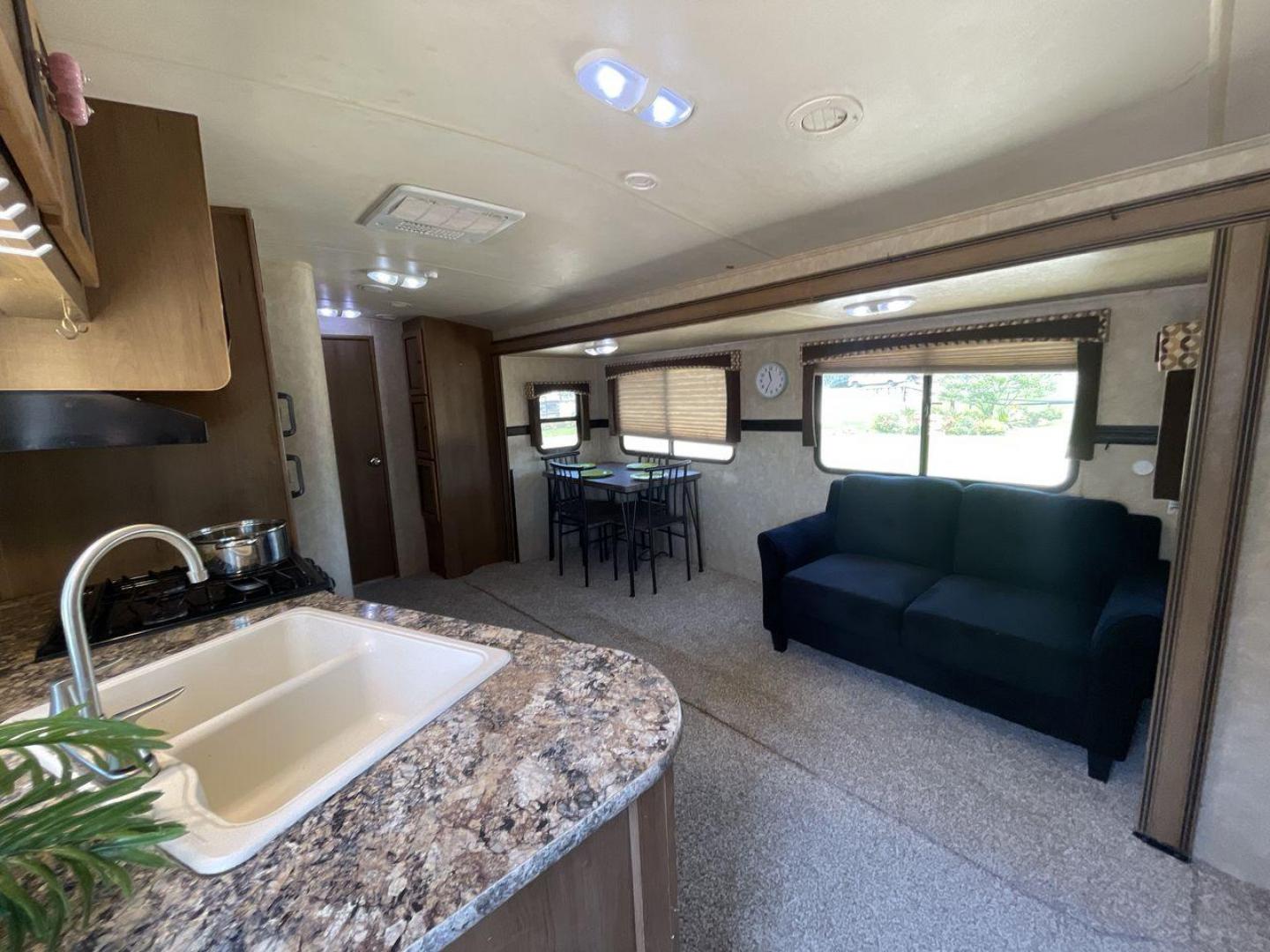 2015 GRAY CRUISER RV SHADOW CRUISER (5RXTD2821F1) , located at 4319 N Main Street, Cleburne, TX, 76033, (817) 221-0660, 32.435829, -97.384178 - Photo#12