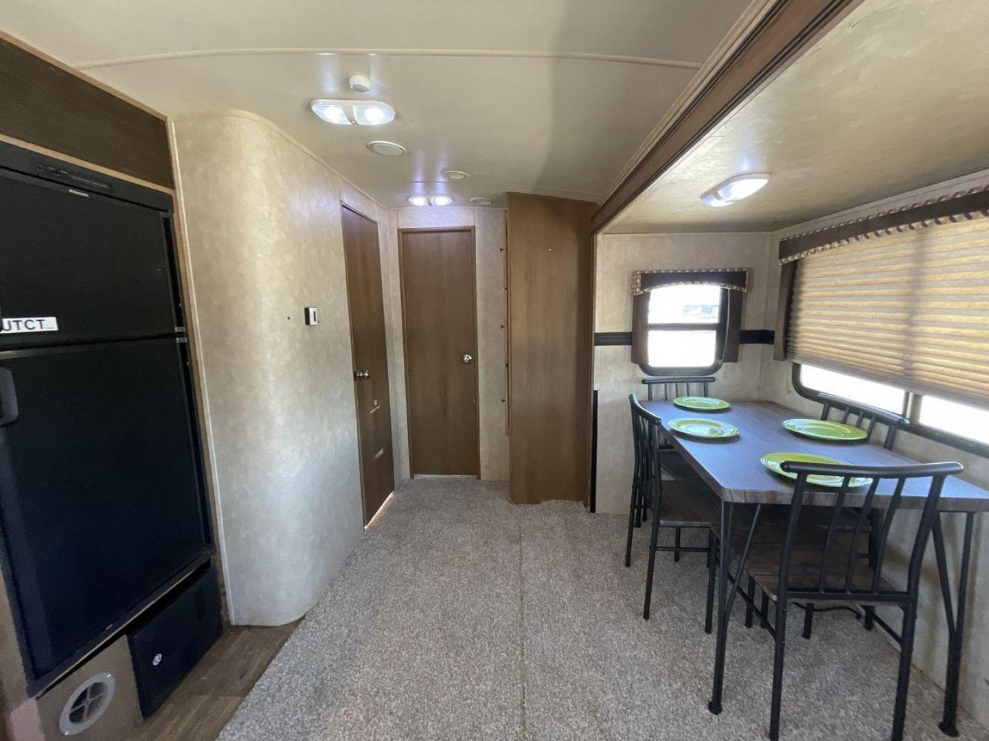 2015 GRAY CRUISER RV SHADOW CRUISER (5RXTD2821F1) , located at 4319 N Main Street, Cleburne, TX, 76033, (817) 221-0660, 32.435829, -97.384178 - Photo#13