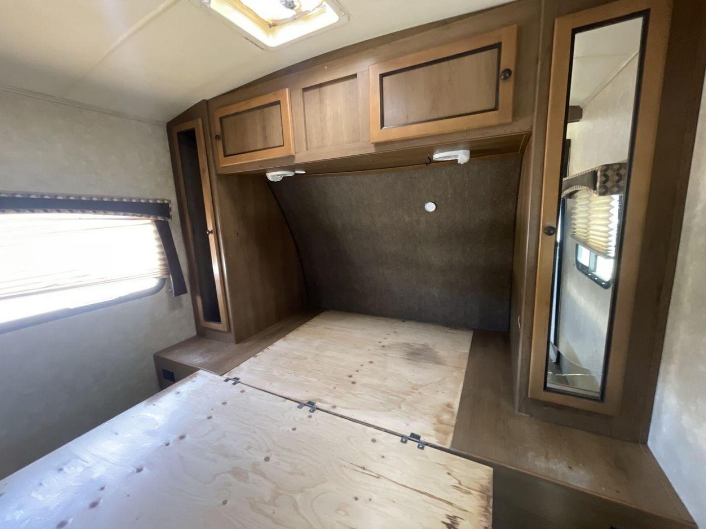 2015 GRAY CRUISER RV SHADOW CRUISER (5RXTD2821F1) , located at 4319 N Main Street, Cleburne, TX, 76033, (817) 221-0660, 32.435829, -97.384178 - Photo#17