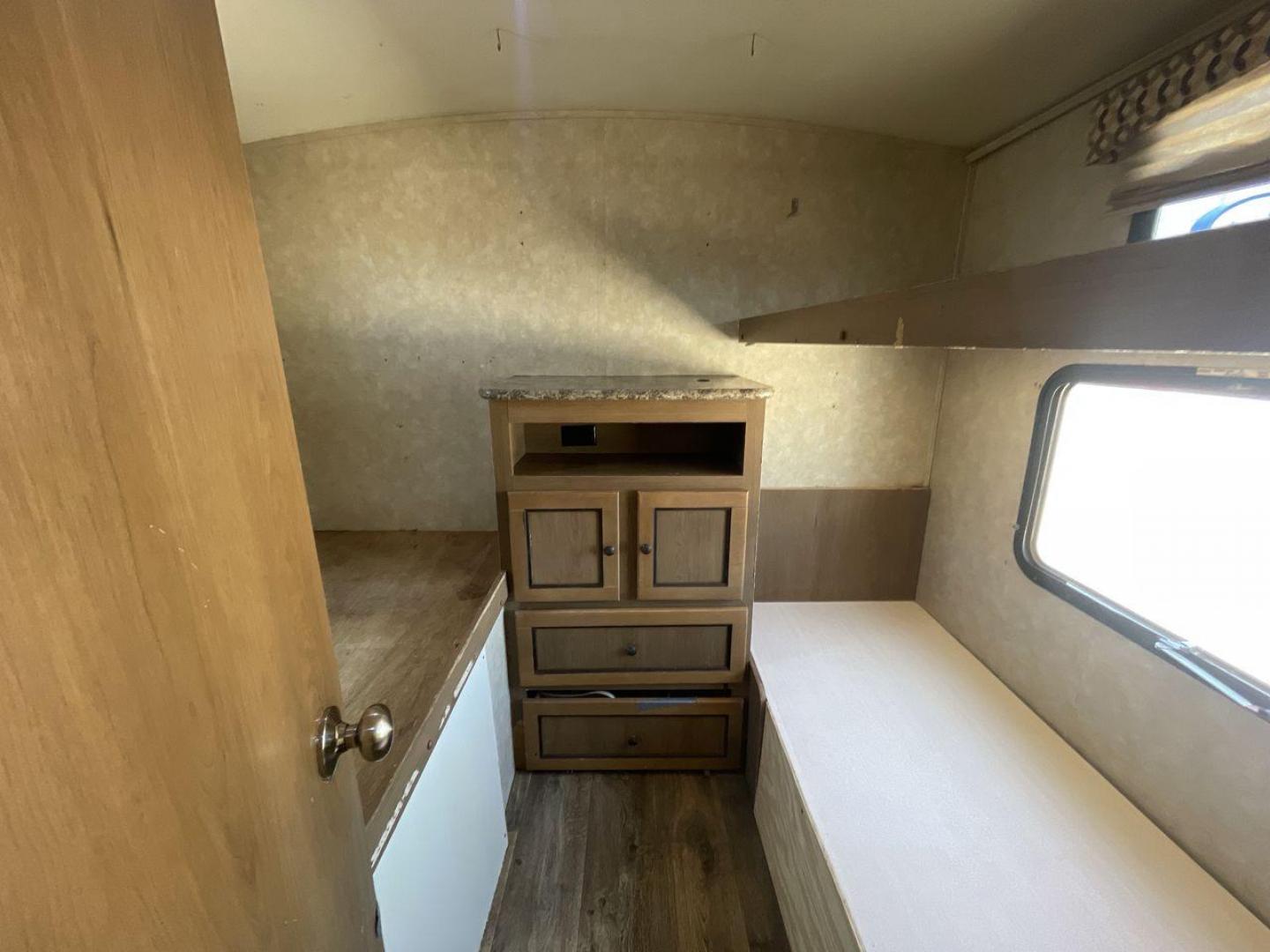 2015 GRAY CRUISER RV SHADOW CRUISER (5RXTD2821F1) , located at 4319 N Main Street, Cleburne, TX, 76033, (817) 221-0660, 32.435829, -97.384178 - Photo#19