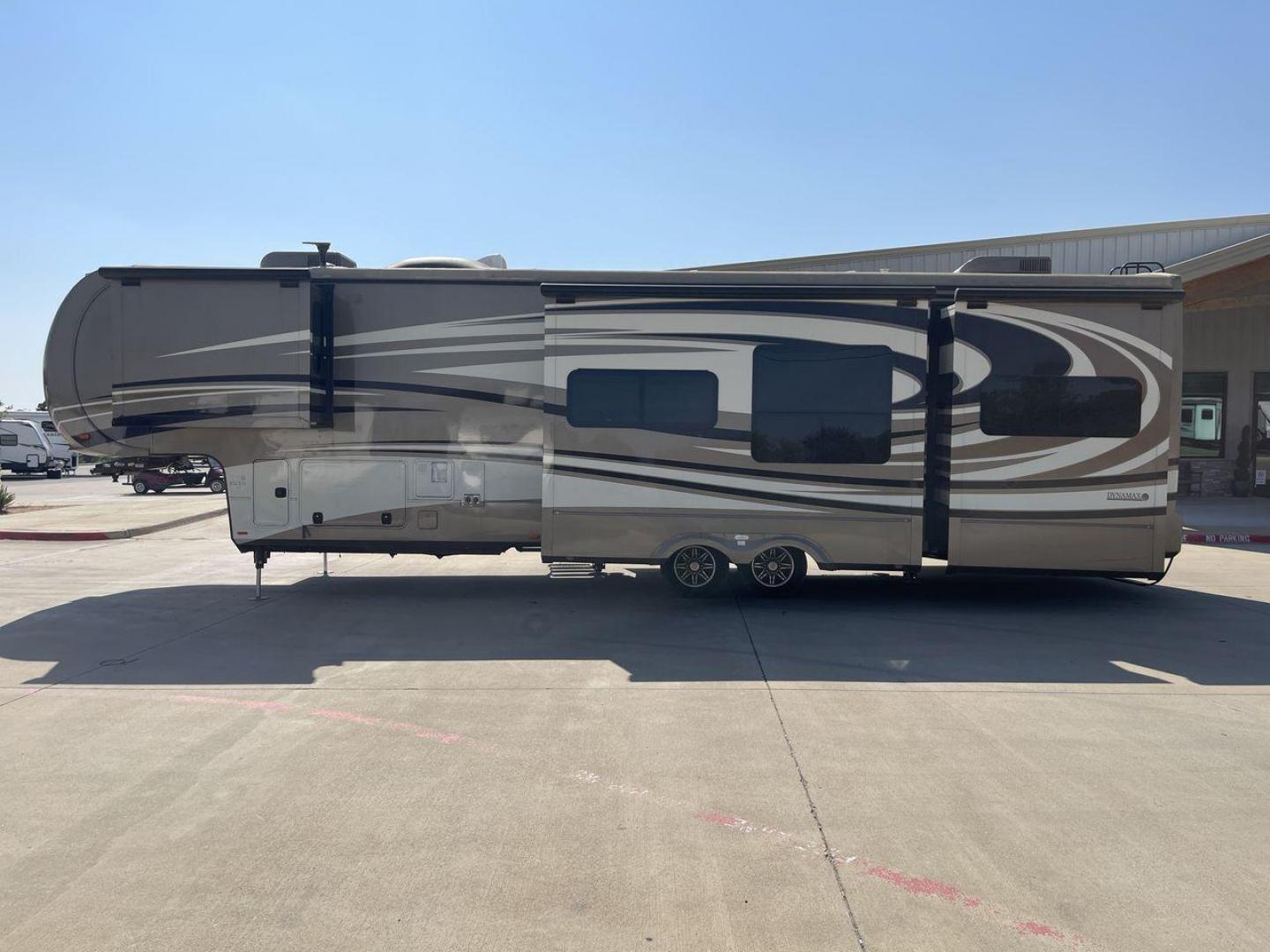 2015 TAN DYNAMAX TRILOGY 37BH - (5ZT3TL2B8FC) , Length: 42 ft. | Dry Weight: 15,638 lbs. | Gross Weight: 18,550 lbs. | Slides: 5 transmission, located at 4319 N Main Street, Cleburne, TX, 76033, (817) 221-0660, 32.435829, -97.384178 - This 2015 Trilogy Dynamax 37BH fifth wheel has 42.9 ft in length, 8.4 ft in width, and 13.2 ft in height. It has a dry weight of 15,638 lbs with a GVWR of 18,550 lbs and a hitch weight of 2,550 lbs. The exterior features a front storage capacity with a generator prep. It has extra-large pass-through - Photo#23