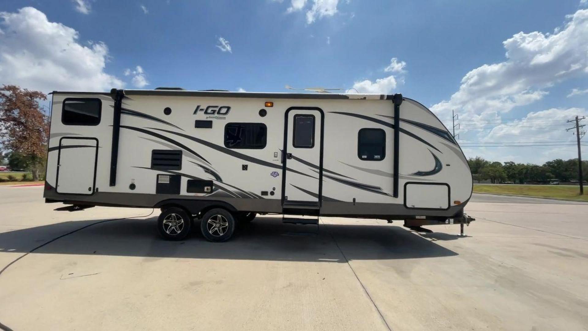 2015 EVERGREEN I GO G260BH (5ZWTGKE22F1) , Length: 28.83 ft. | Dry Weight: 5,108 lbs. | Gross Weight: 6,495 lbs. | Slides: 1 transmission, located at 4319 N Main Street, Cleburne, TX, 76033, (817) 221-0660, 32.435829, -97.384178 - Photo#2