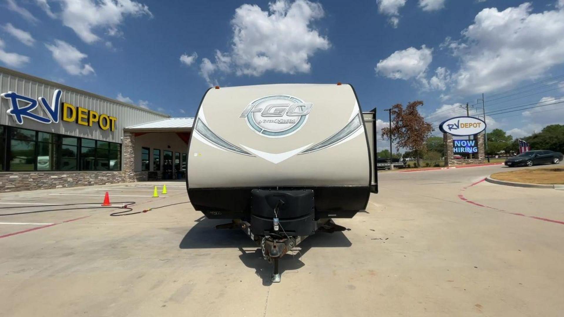 2015 EVERGREEN I GO G260BH (5ZWTGKE22F1) , Length: 28.83 ft. | Dry Weight: 5,108 lbs. | Gross Weight: 6,495 lbs. | Slides: 1 transmission, located at 4319 N Main Street, Cleburne, TX, 76033, (817) 221-0660, 32.435829, -97.384178 - Photo#4