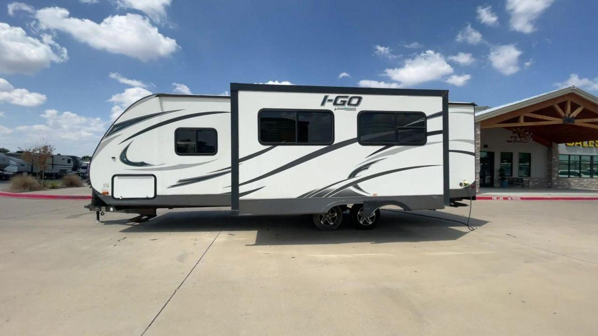 2015 EVERGREEN I GO G260BH (5ZWTGKE22F1) , Length: 28.83 ft. | Dry Weight: 5,108 lbs. | Gross Weight: 6,495 lbs. | Slides: 1 transmission, located at 4319 N Main Street, Cleburne, TX, 76033, (817) 221-0660, 32.435829, -97.384178 - Photo#6