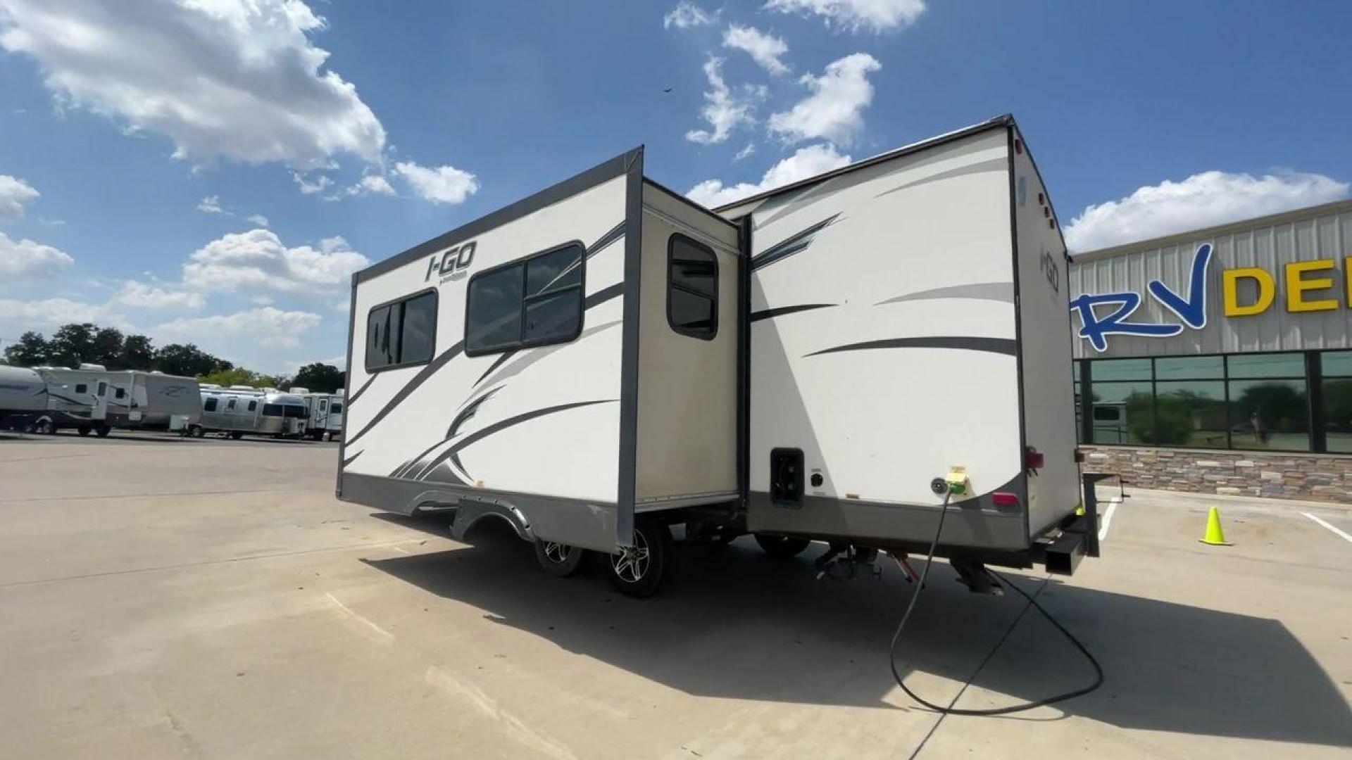 2015 EVERGREEN I GO G260BH (5ZWTGKE22F1) , Length: 28.83 ft. | Dry Weight: 5,108 lbs. | Gross Weight: 6,495 lbs. | Slides: 1 transmission, located at 4319 N Main Street, Cleburne, TX, 76033, (817) 221-0660, 32.435829, -97.384178 - Photo#7