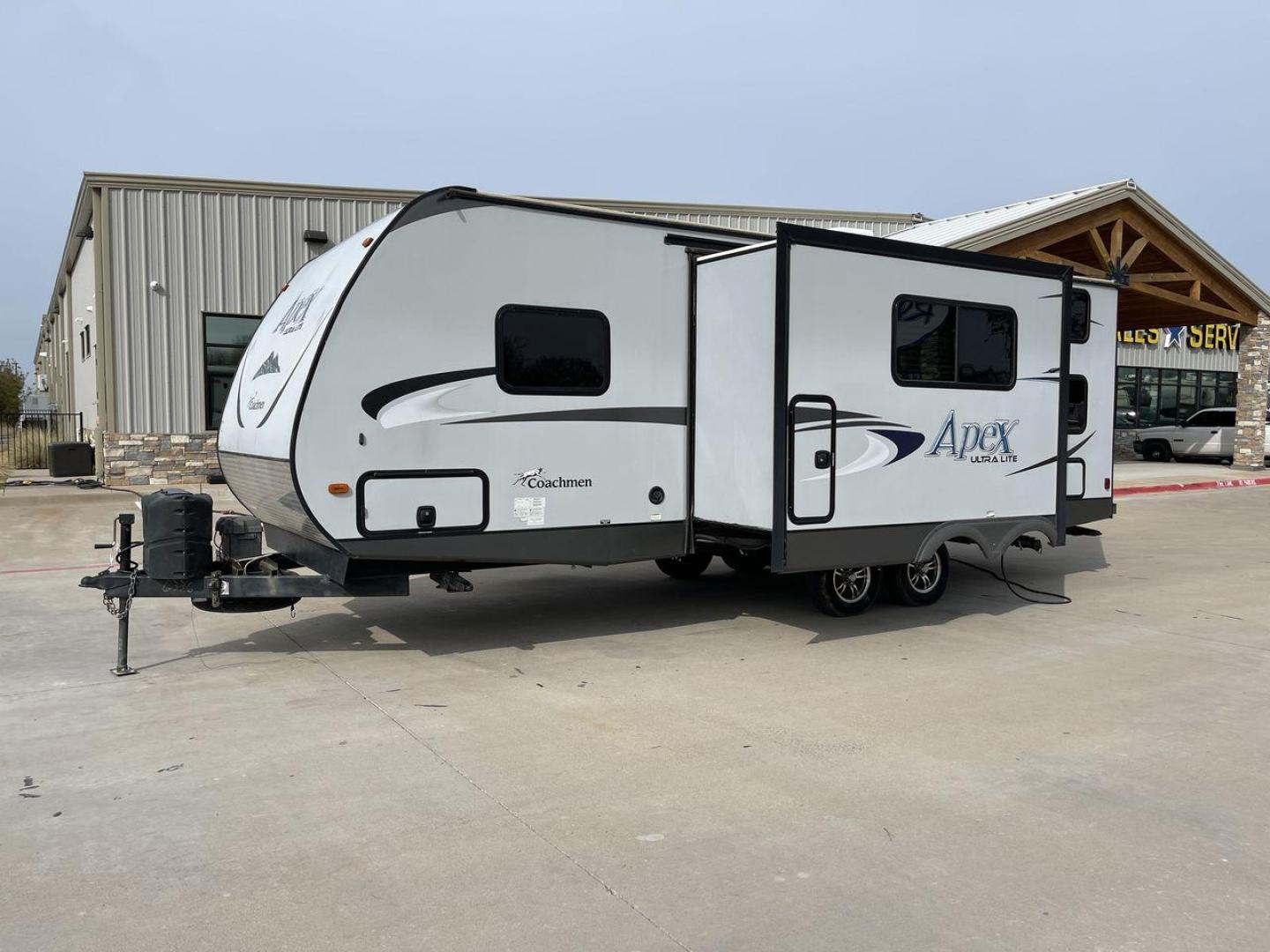 2015 FOREST RIVER APEX 259BHSS (5ZT2CXRB8FA) , located at 4319 N Main Street, Cleburne, TX, 76033, (817) 221-0660, 32.435829, -97.384178 - Photo#23