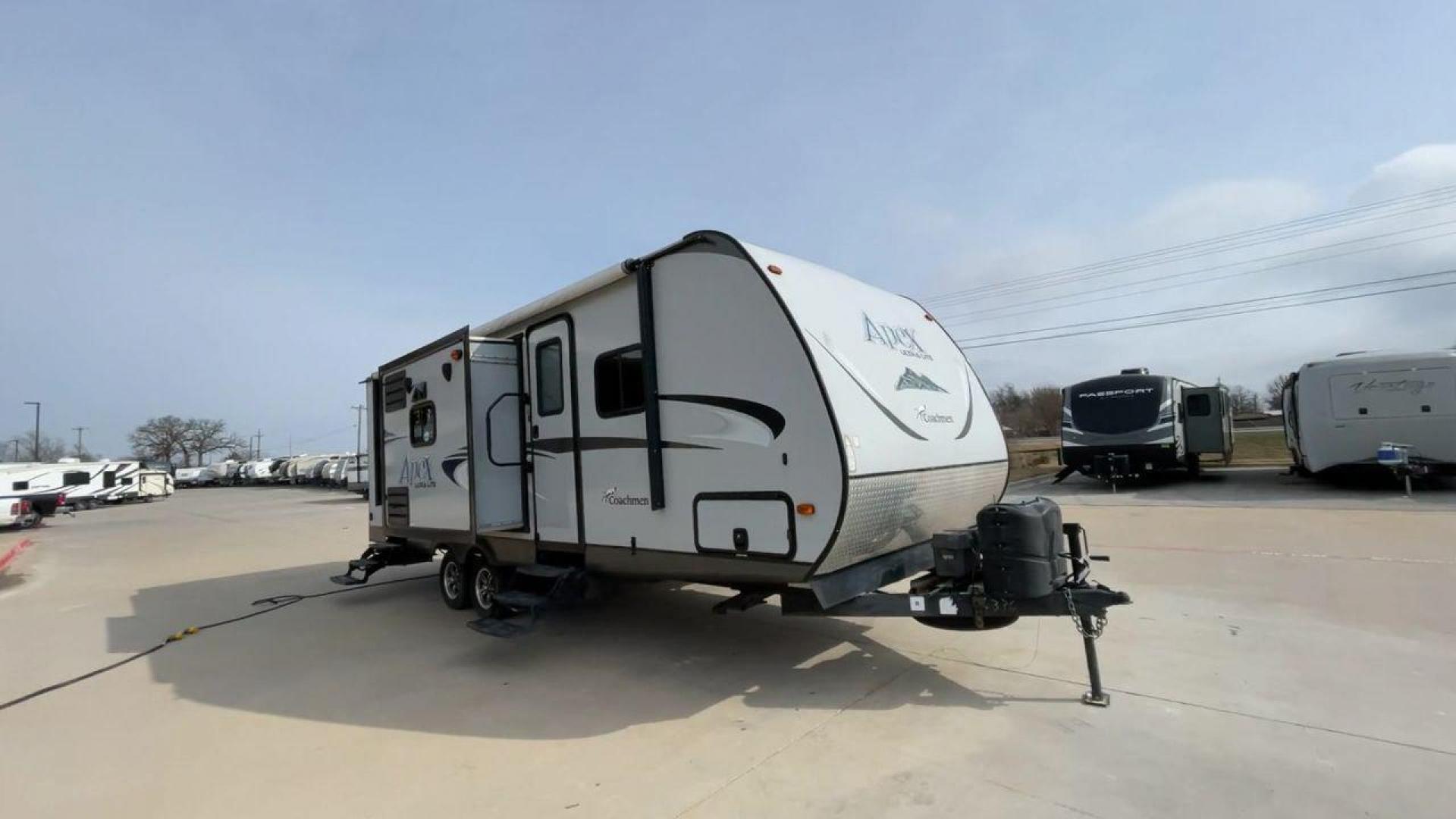 2015 FOREST RIVER APEX 259BHSS (5ZT2CXRB8FA) , located at 4319 N Main Street, Cleburne, TX, 76033, (817) 221-0660, 32.435829, -97.384178 - Photo#3