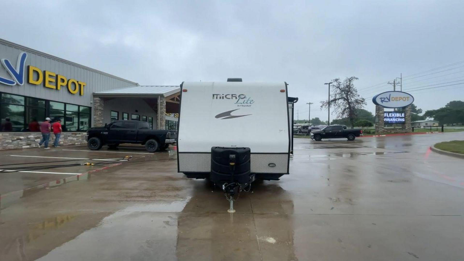 2015 FOREST RIVER FLAGSTAFF 25KS (4X4TFLA23FD) , Length: 25.67 ft. | Dry Weight: 4,310 lbs. | Gross Weight: 6,538 lbs. | Slides: 1 transmission, located at 4319 N Main Street, Cleburne, TX, 76033, (817) 221-0660, 32.435829, -97.384178 - The 2015 Forest River Flagstaff 25KS is a dual-axle steel wheel set-up measuring 25.67 ft. in length. It has a dry weight of 4,310 lbs. and a GVWR of 6,538 lbs. It has 1 power slide. Its exterior comes with a power awning with LED lights underneath to light up your campsite, plus a couple of spea - Photo#4