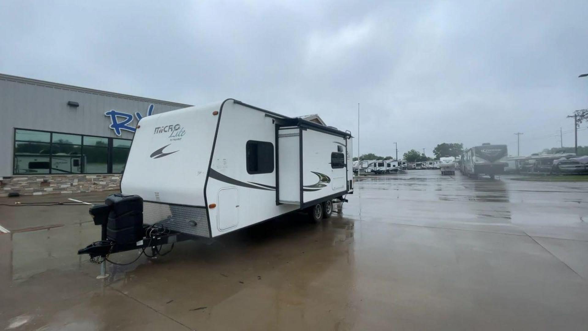 2015 FOREST RIVER FLAGSTAFF 25KS (4X4TFLA23FD) , Length: 25.67 ft. | Dry Weight: 4,310 lbs. | Gross Weight: 6,538 lbs. | Slides: 1 transmission, located at 4319 N Main Street, Cleburne, TX, 76033, (817) 221-0660, 32.435829, -97.384178 - The 2015 Forest River Flagstaff 25KS is a dual-axle steel wheel set-up measuring 25.67 ft. in length. It has a dry weight of 4,310 lbs. and a GVWR of 6,538 lbs. It has 1 power slide. Its exterior comes with a power awning with LED lights underneath to light up your campsite, plus a couple of spea - Photo#5