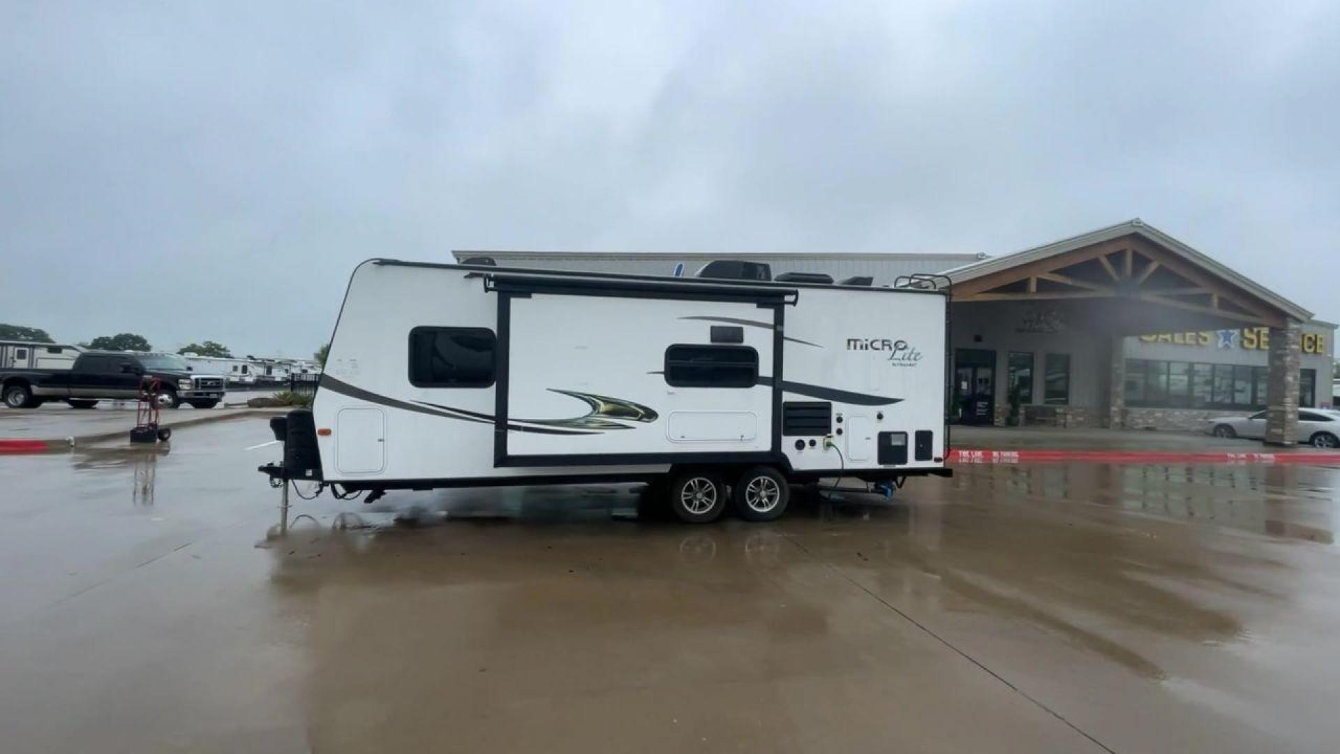 2015 FOREST RIVER FLAGSTAFF 25KS (4X4TFLA23FD) , Length: 25.67 ft. | Dry Weight: 4,310 lbs. | Gross Weight: 6,538 lbs. | Slides: 1 transmission, located at 4319 N Main Street, Cleburne, TX, 76033, (817) 221-0660, 32.435829, -97.384178 - The 2015 Forest River Flagstaff 25KS is a dual-axle steel wheel set-up measuring 25.67 ft. in length. It has a dry weight of 4,310 lbs. and a GVWR of 6,538 lbs. It has 1 power slide. Its exterior comes with a power awning with LED lights underneath to light up your campsite, plus a couple of spea - Photo#6