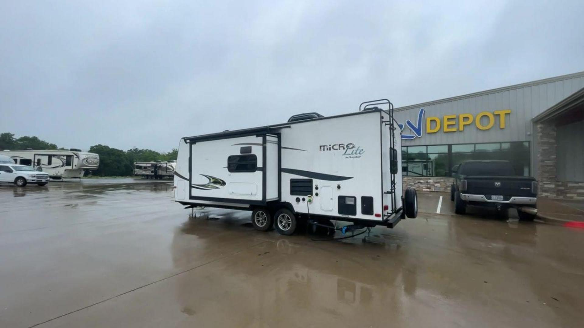 2015 FOREST RIVER FLAGSTAFF 25KS (4X4TFLA23FD) , Length: 25.67 ft. | Dry Weight: 4,310 lbs. | Gross Weight: 6,538 lbs. | Slides: 1 transmission, located at 4319 N Main Street, Cleburne, TX, 76033, (817) 221-0660, 32.435829, -97.384178 - The 2015 Forest River Flagstaff 25KS is a dual-axle steel wheel set-up measuring 25.67 ft. in length. It has a dry weight of 4,310 lbs. and a GVWR of 6,538 lbs. It has 1 power slide. Its exterior comes with a power awning with LED lights underneath to light up your campsite, plus a couple of spea - Photo#7