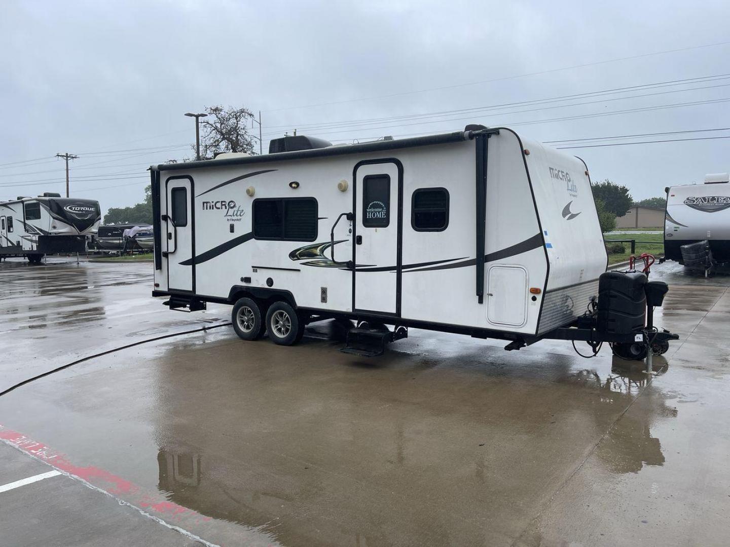 2015 FOREST RIVER FLAGSTAFF 25KS (4X4TFLA23FD) , Length: 25.67 ft. | Dry Weight: 4,310 lbs. | Gross Weight: 6,538 lbs. | Slides: 1 transmission, located at 4319 N Main Street, Cleburne, TX, 76033, (817) 221-0660, 32.435829, -97.384178 - The 2015 Forest River Flagstaff 25KS is a dual-axle steel wheel set-up measuring 25.67 ft. in length. It has a dry weight of 4,310 lbs. and a GVWR of 6,538 lbs. It has 1 power slide. Its exterior comes with a power awning with LED lights underneath to light up your campsite, plus a couple of spea - Photo#23