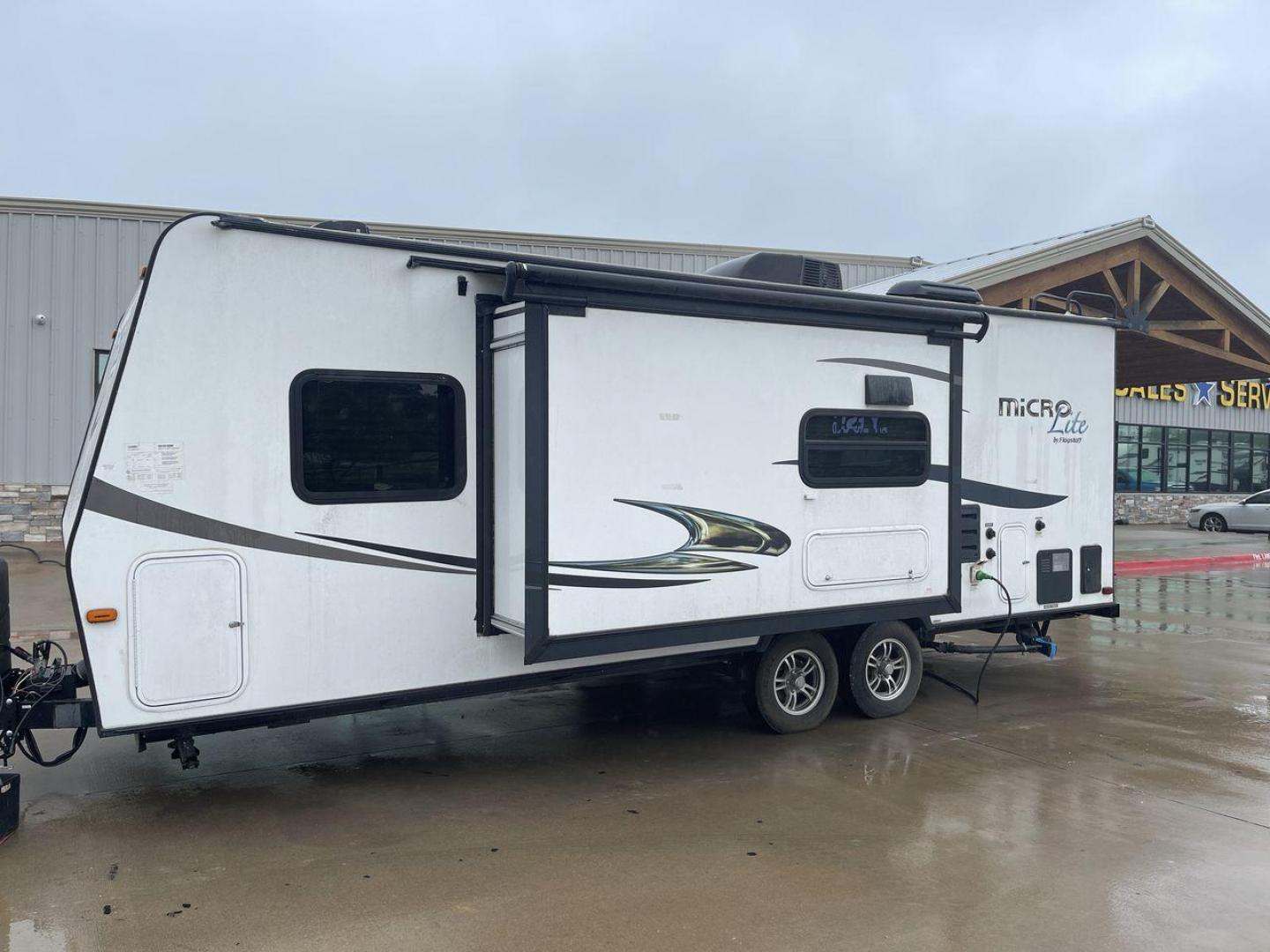 2015 FOREST RIVER FLAGSTAFF 25KS (4X4TFLA23FD) , Length: 25.67 ft. | Dry Weight: 4,310 lbs. | Gross Weight: 6,538 lbs. | Slides: 1 transmission, located at 4319 N Main Street, Cleburne, TX, 76033, (817) 221-0660, 32.435829, -97.384178 - The 2015 Forest River Flagstaff 25KS is a dual-axle steel wheel set-up measuring 25.67 ft. in length. It has a dry weight of 4,310 lbs. and a GVWR of 6,538 lbs. It has 1 power slide. Its exterior comes with a power awning with LED lights underneath to light up your campsite, plus a couple of spea - Photo#24