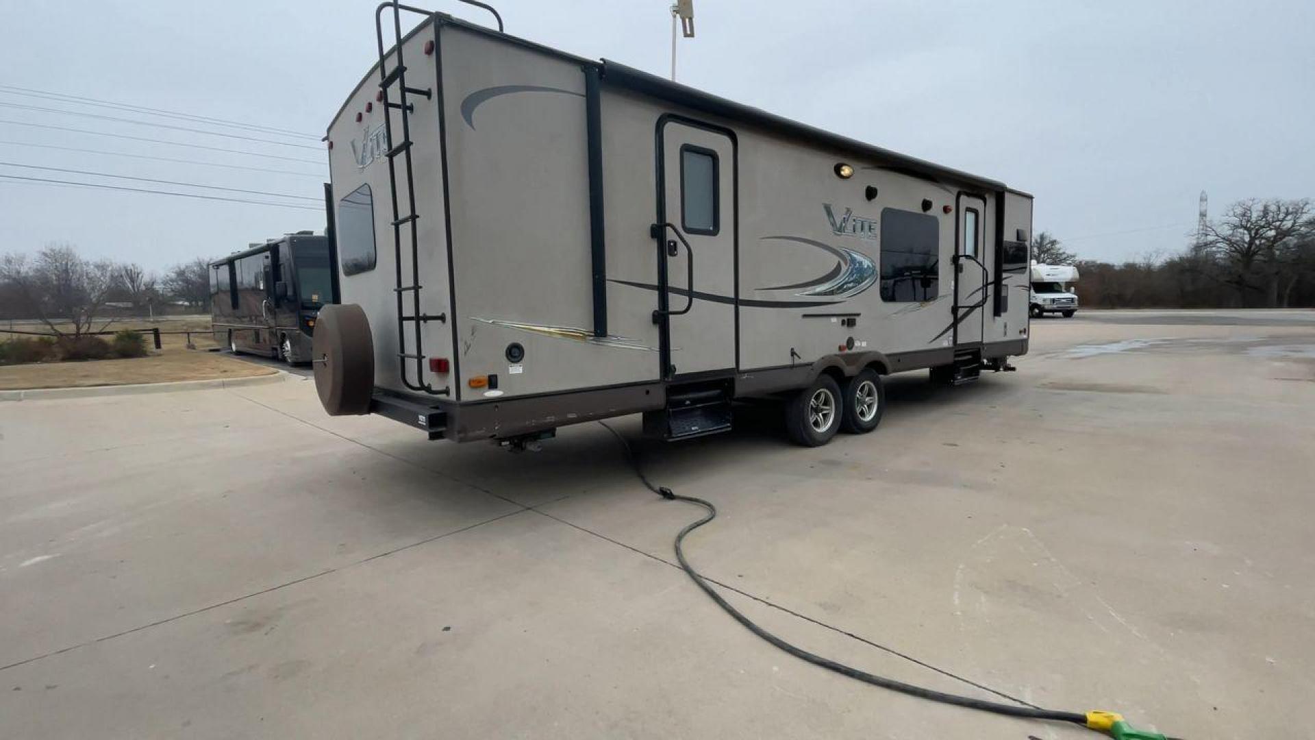 2015 FOREST RIVER FLAGSTAFF 30WFKSS (4X4TFLF27F1) , located at 4319 N Main Street, Cleburne, TX, 76033, (817) 221-0660, 32.435829, -97.384178 - Photo#1