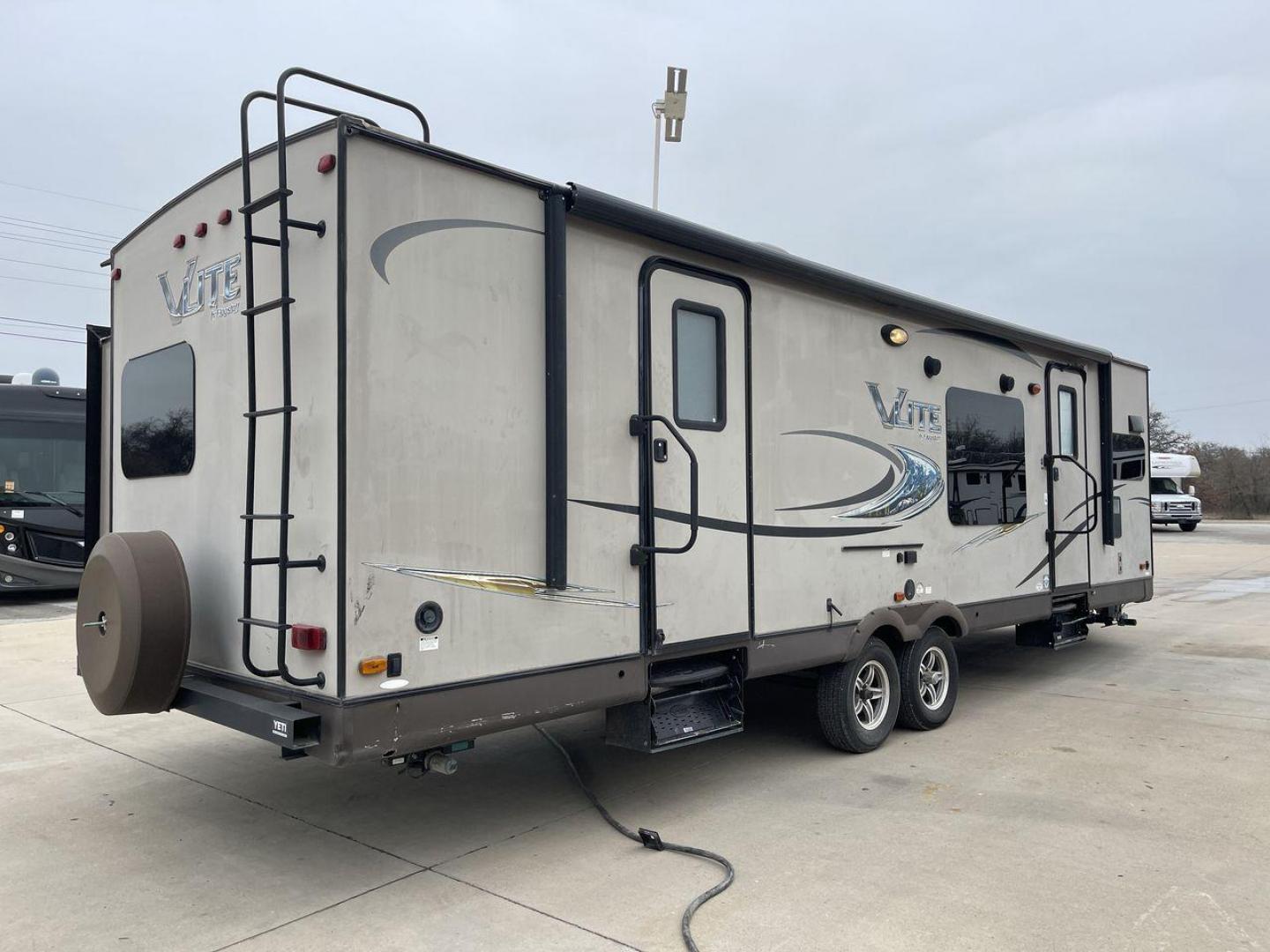 2015 FOREST RIVER FLAGSTAFF 30WFKSS (4X4TFLF27F1) , located at 4319 N Main Street, Cleburne, TX, 76033, (817) 221-0660, 32.435829, -97.384178 - Photo#24