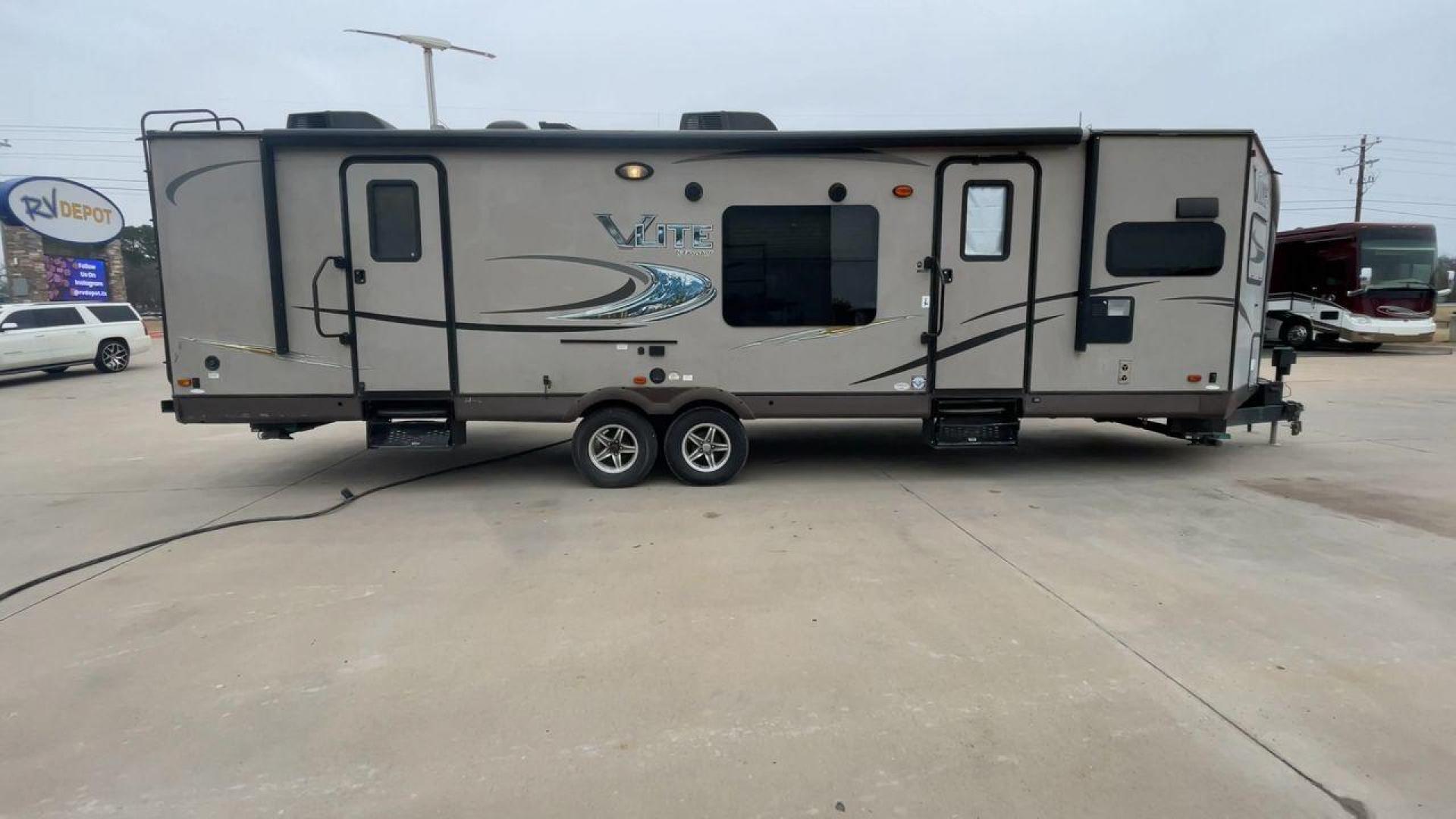 2015 FOREST RIVER FLAGSTAFF 30WFKSS (4X4TFLF27F1) , located at 4319 N Main Street, Cleburne, TX, 76033, (817) 221-0660, 32.435829, -97.384178 - Photo#2