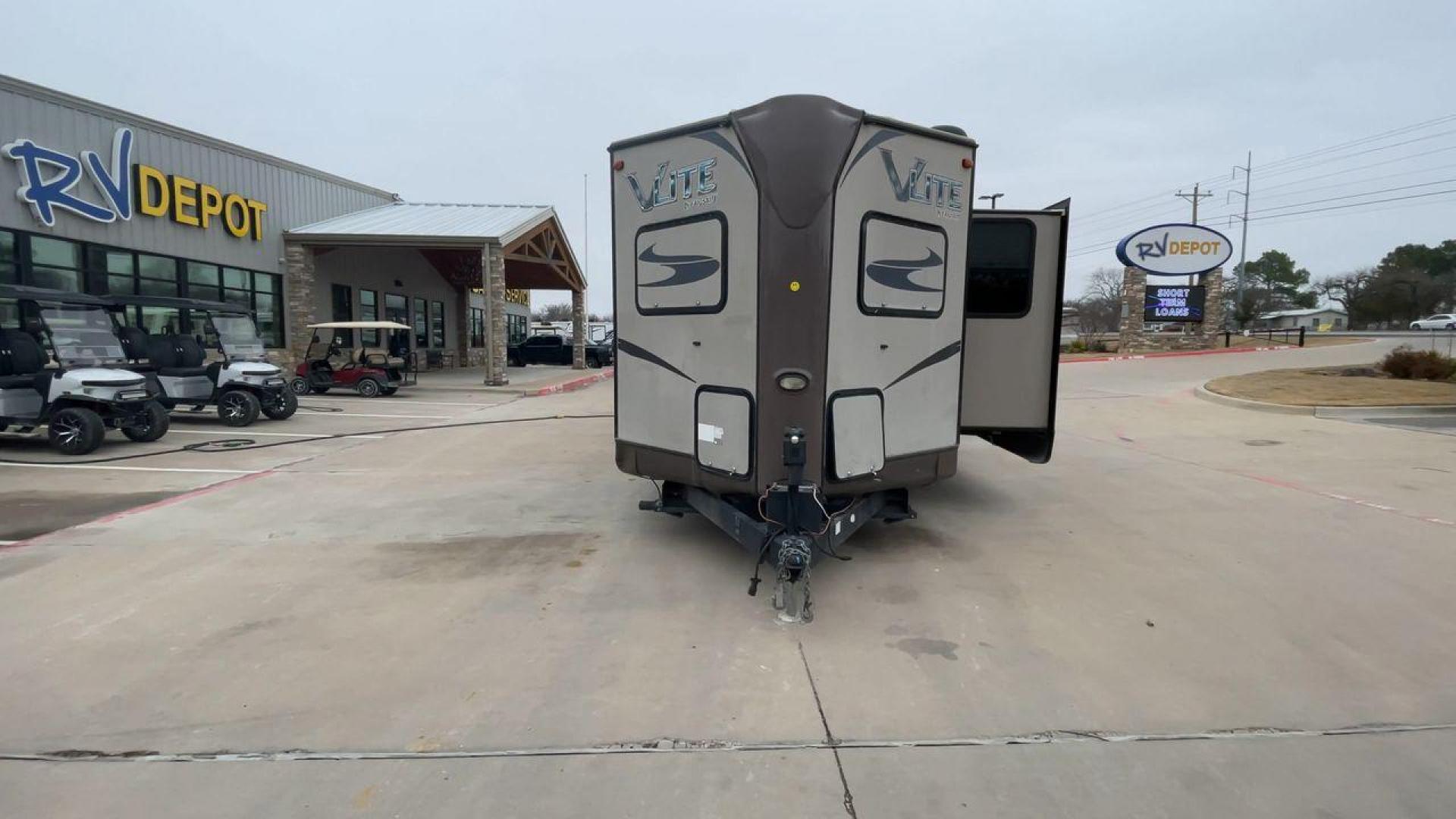 2015 FOREST RIVER FLAGSTAFF 30WFKSS (4X4TFLF27F1) , located at 4319 N Main Street, Cleburne, TX, 76033, (817) 221-0660, 32.435829, -97.384178 - Photo#4