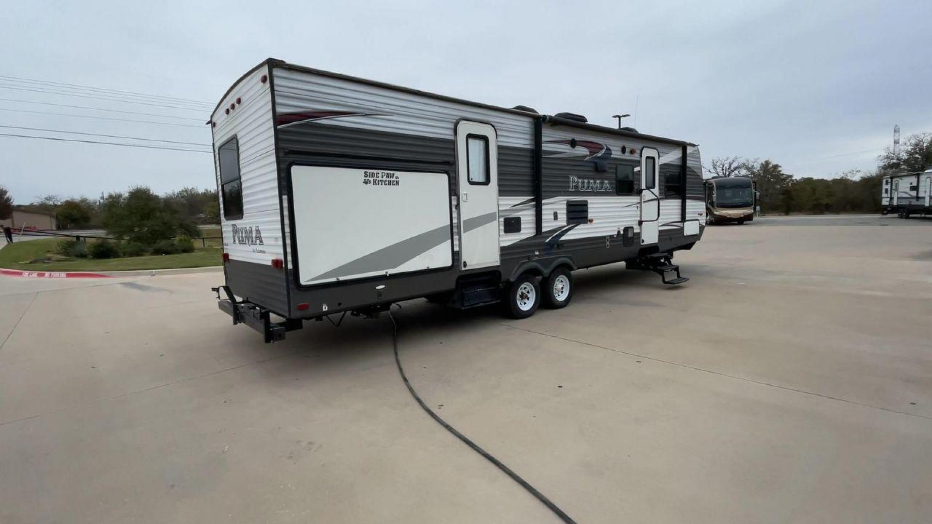 2015 FOREST RIVER PUMA 31BHSS (4X4TPUG21FP) , Length: 35.33 ft. | Dry Weight: 7,702 lbs. | Gross Weight: 10,236 lbs. | Slides: 2 transmission, located at 4319 N Main Street, Cleburne, TX, 76033, (817) 221-0660, 32.435829, -97.384178 - The 2015 Forest River Puma 31BH RV features a classic and durable exterior design. The body of the RV is a combination of gray, white, and black with accents of maroon, which gives it a rugged yet stylish look. The sides have aluminum panels with a ribbed texture, which not only adds to the aestheti - Photo#1