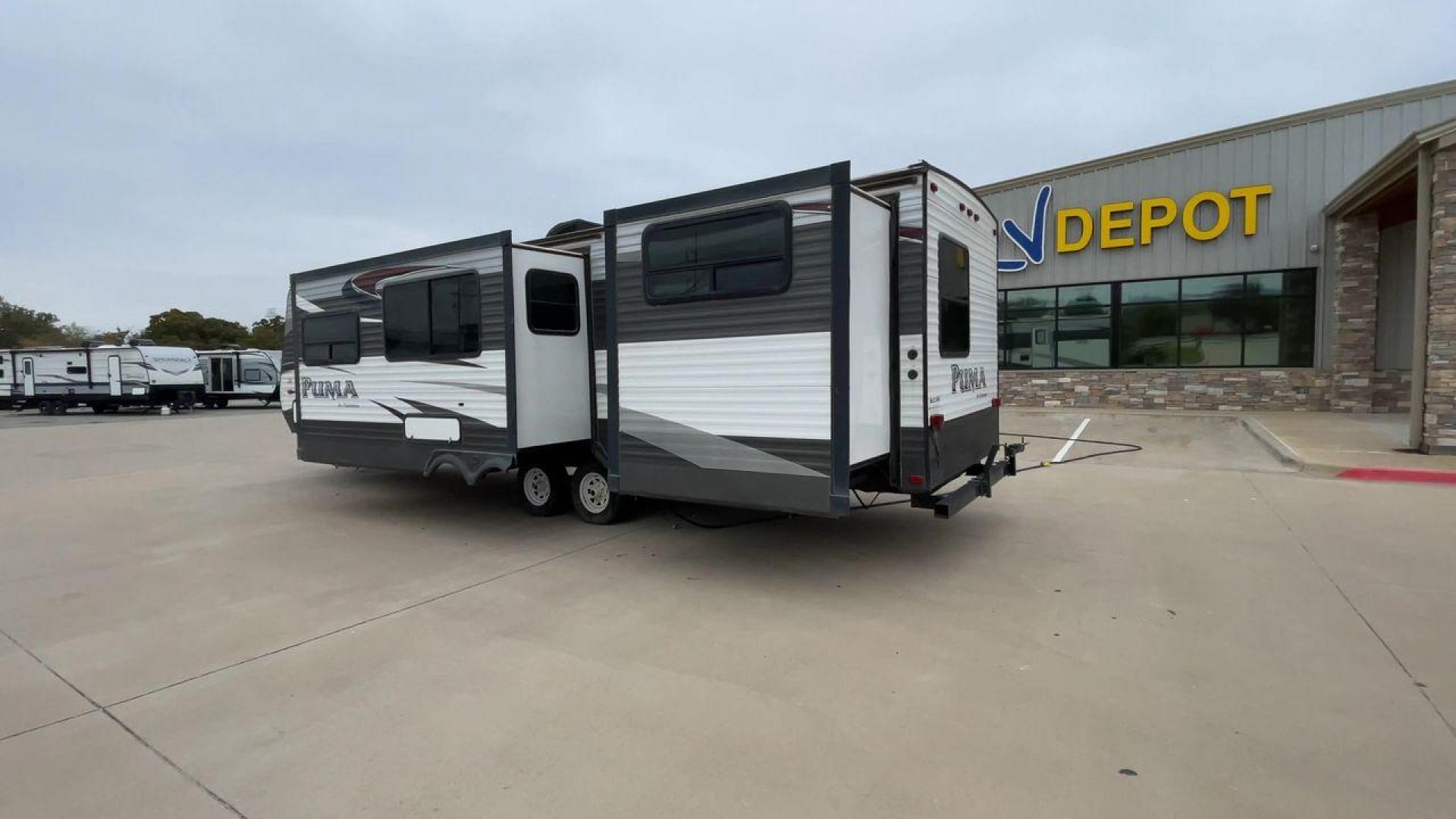 2015 FOREST RIVER PUMA 31BHSS (4X4TPUG21FP) , Length: 35.33 ft. | Dry Weight: 7,702 lbs. | Gross Weight: 10,236 lbs. | Slides: 2 transmission, located at 4319 N Main Street, Cleburne, TX, 76033, (817) 221-0660, 32.435829, -97.384178 - The 2015 Forest River Puma 31BH RV features a classic and durable exterior design. The body of the RV is a combination of gray, white, and black with accents of maroon, which gives it a rugged yet stylish look. The sides have aluminum panels with a ribbed texture, which not only adds to the aestheti - Photo#7