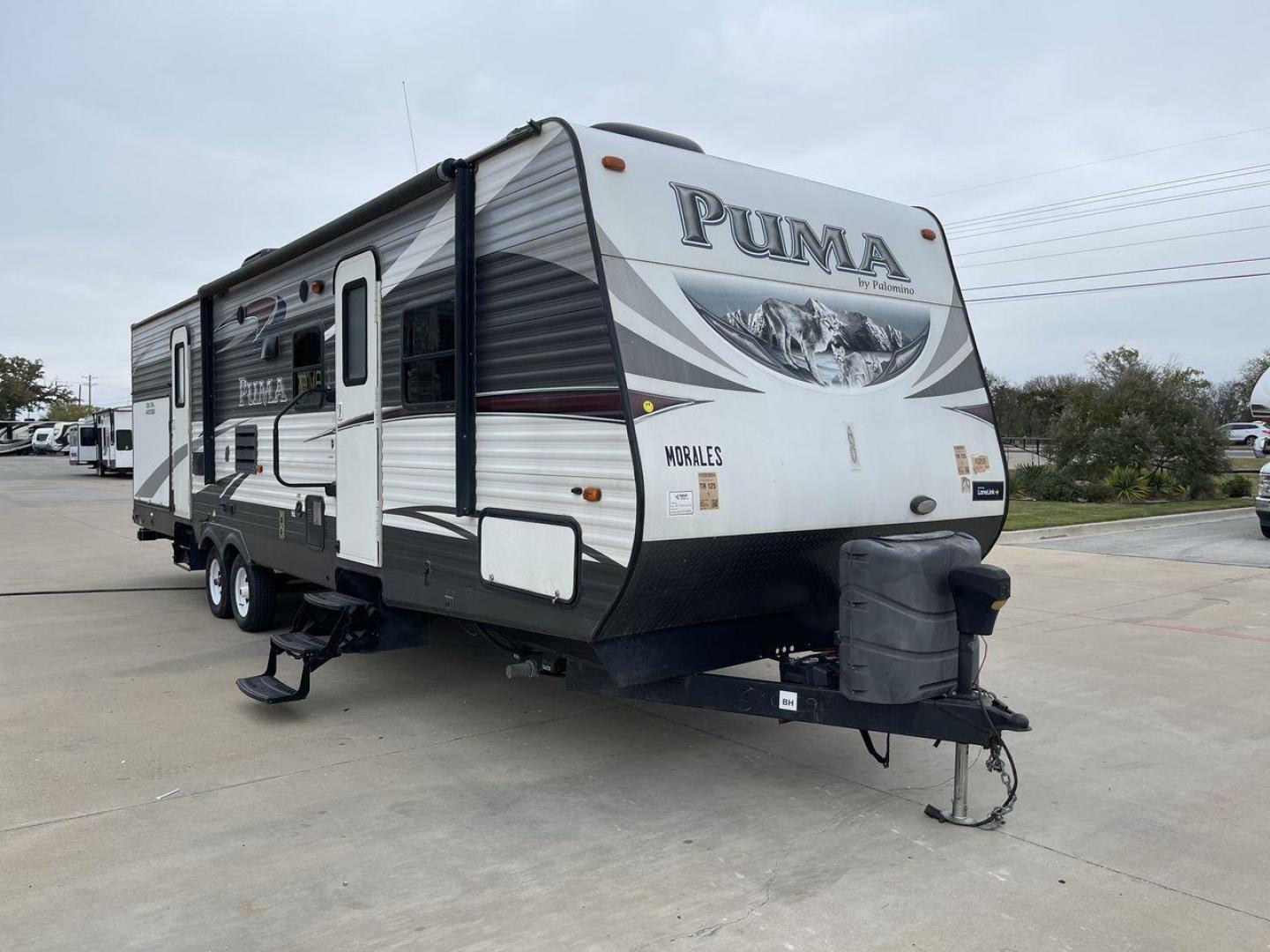 2015 FOREST RIVER PUMA 31BHSS (4X4TPUG21FP) , Length: 35.33 ft. | Dry Weight: 7,702 lbs. | Gross Weight: 10,236 lbs. | Slides: 2 transmission, located at 4319 N Main Street, Cleburne, TX, 76033, (817) 221-0660, 32.435829, -97.384178 - The 2015 Forest River Puma 31BH RV features a classic and durable exterior design. The body of the RV is a combination of gray, white, and black with accents of maroon, which gives it a rugged yet stylish look. The sides have aluminum panels with a ribbed texture, which not only adds to the aestheti - Photo#23