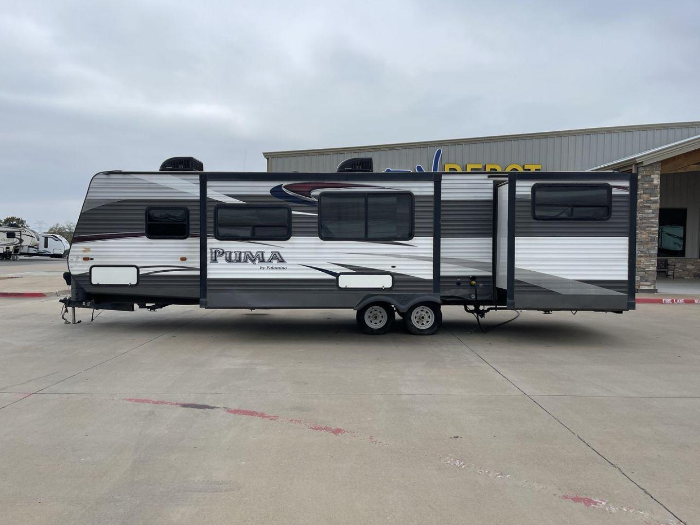 2015 FOREST RIVER PUMA 31BHSS (4X4TPUG21FP) , Length: 35.33 ft. | Dry Weight: 7,702 lbs. | Gross Weight: 10,236 lbs. | Slides: 2 transmission, located at 4319 N Main Street, Cleburne, TX, 76033, (817) 221-0660, 32.435829, -97.384178 - The 2015 Forest River Puma 31BH RV features a classic and durable exterior design. The body of the RV is a combination of gray, white, and black with accents of maroon, which gives it a rugged yet stylish look. The sides have aluminum panels with a ribbed texture, which not only adds to the aestheti - Photo#24